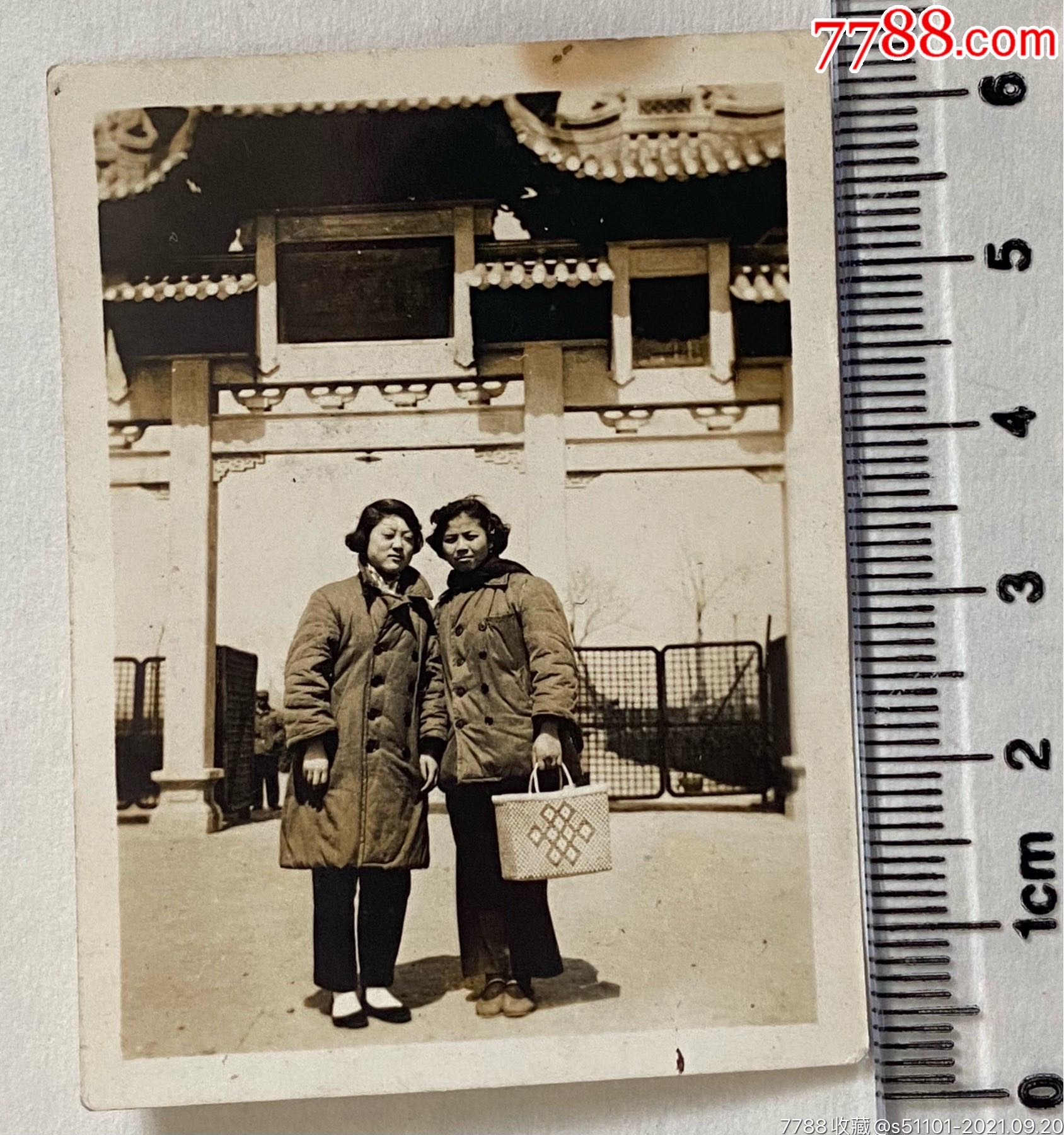 建国初时尚女子在牌坊前合影照_价格5元【精文老照片收藏馆】_第1张