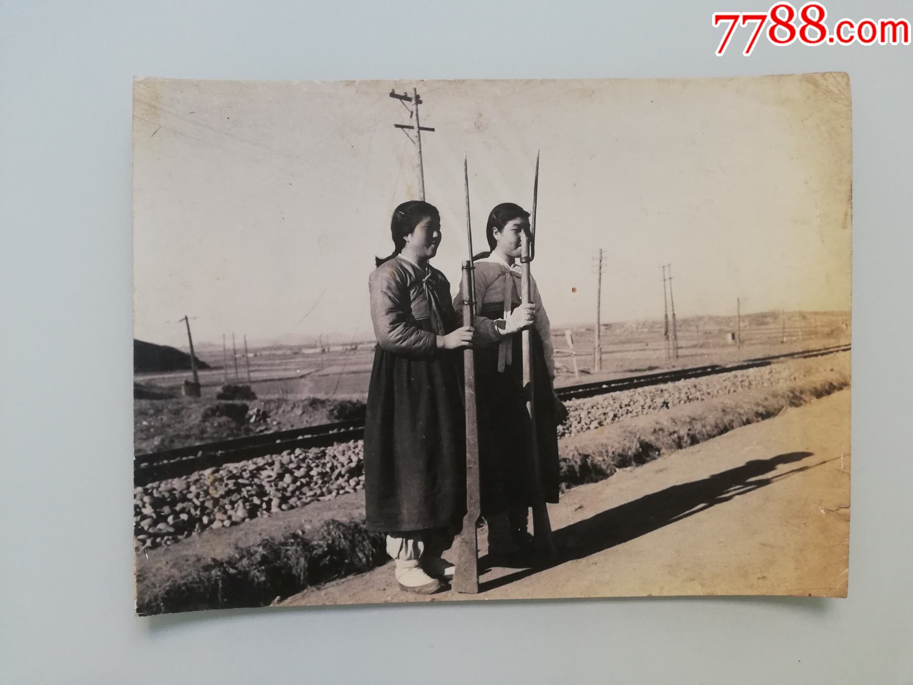 抗美援朝照片2个漂亮的朝鲜女战士