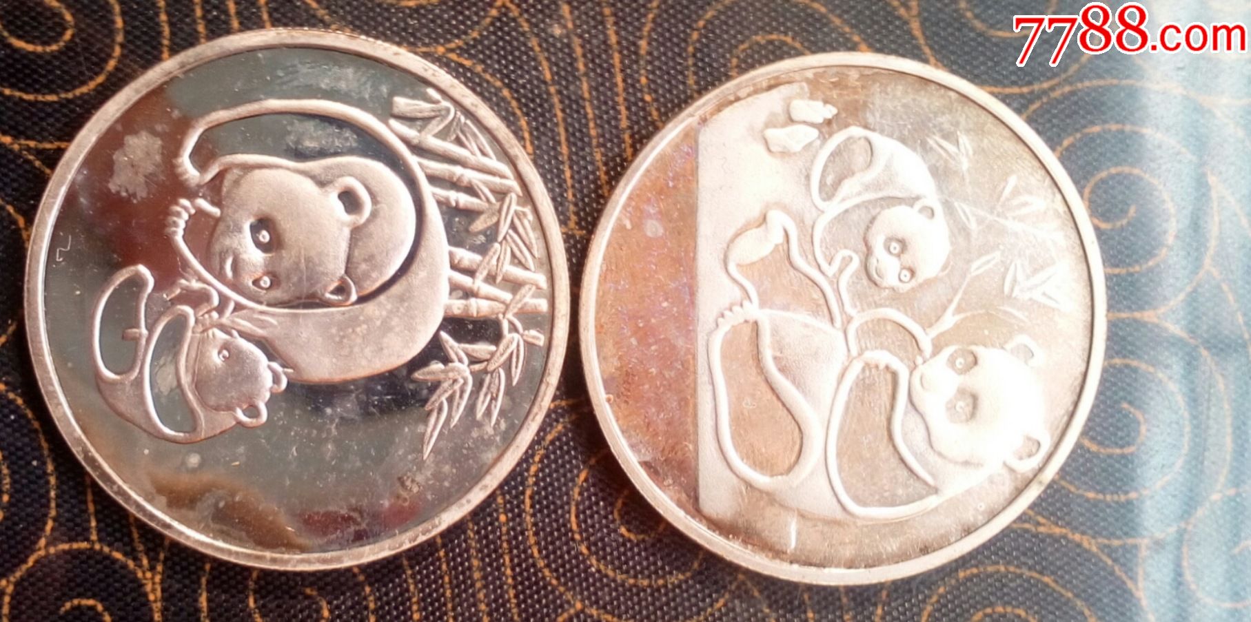 "商品>>>>99不知真假的熊猫币2枚9品￥8899镜面滑雪银币