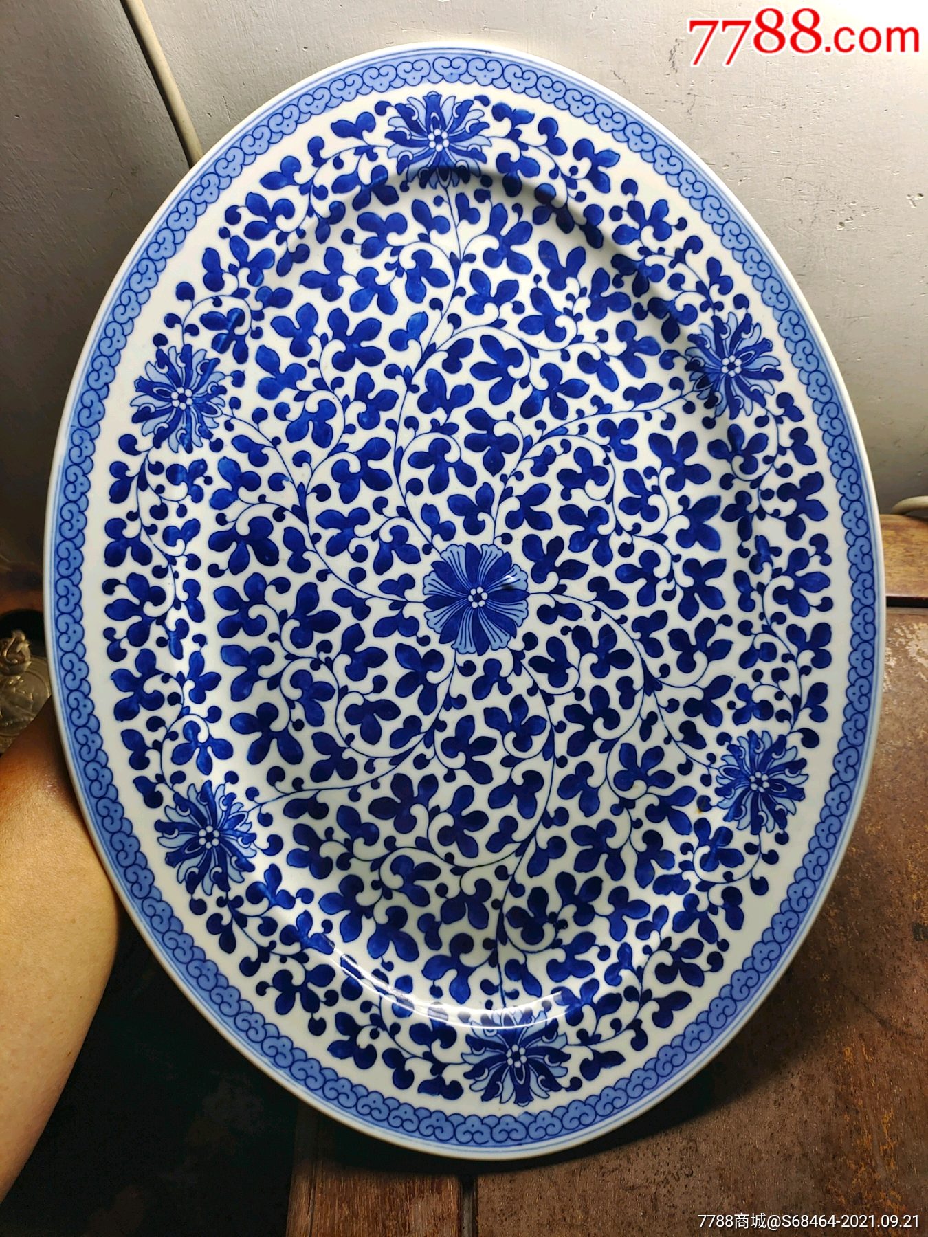 八十年代长40.5厘米出口的洋莲花缠枝纹满工特大长盘一个