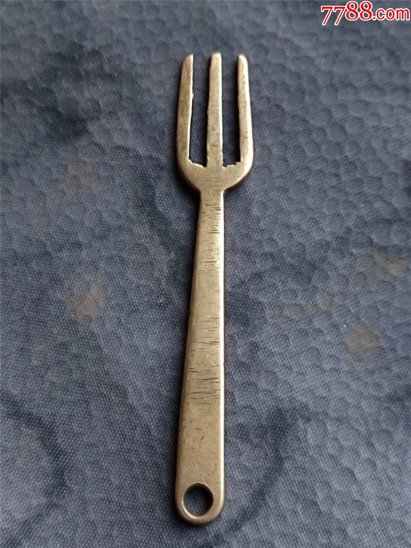 极其小的铜器叉子,品相如图所示,长9厘米