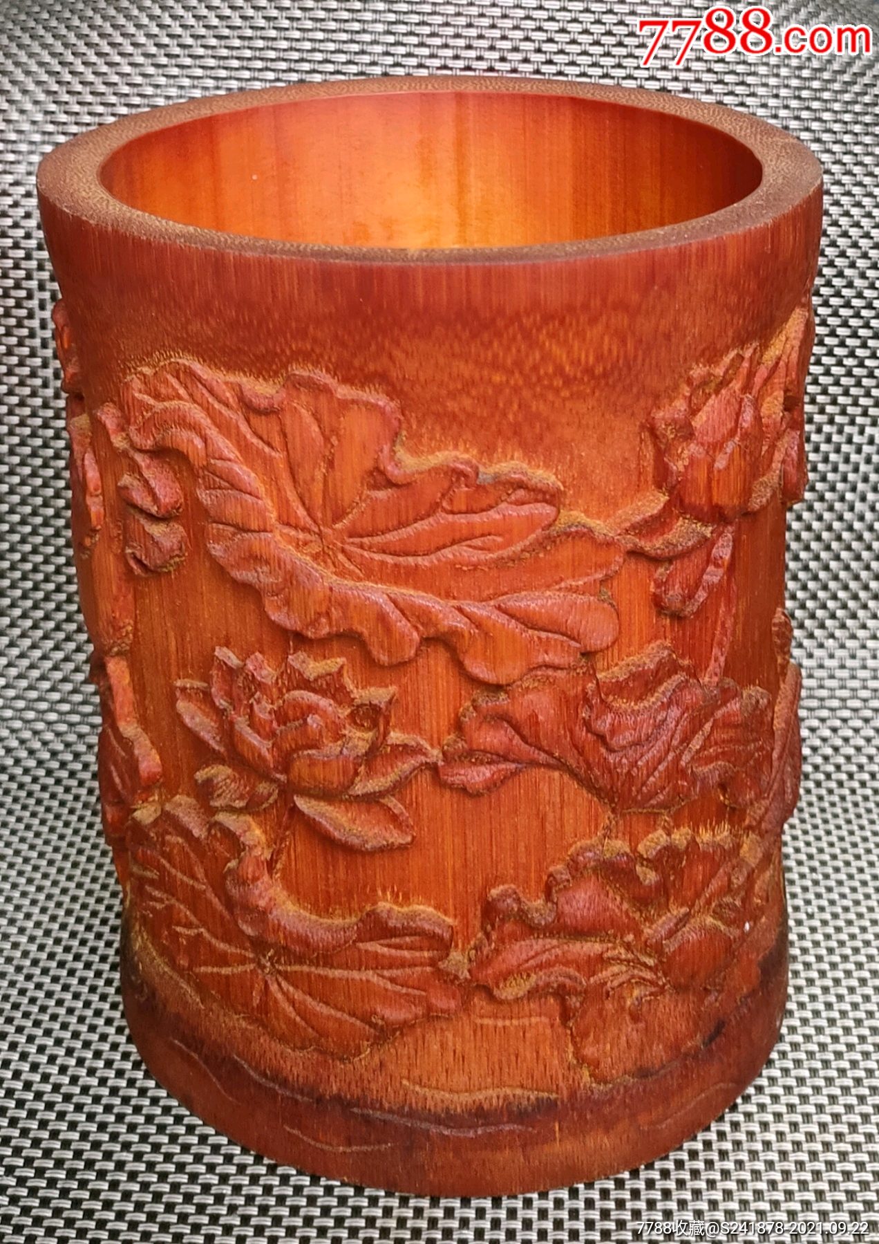 竹手工浮雕笔筒