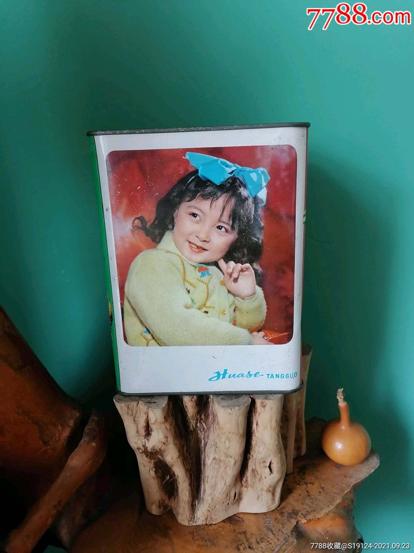 小女孩什锦饼干桶