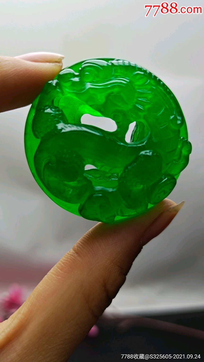 顶级龙石种帝王绿翡翠挂件整料镂空雕刻水头超好超级完美