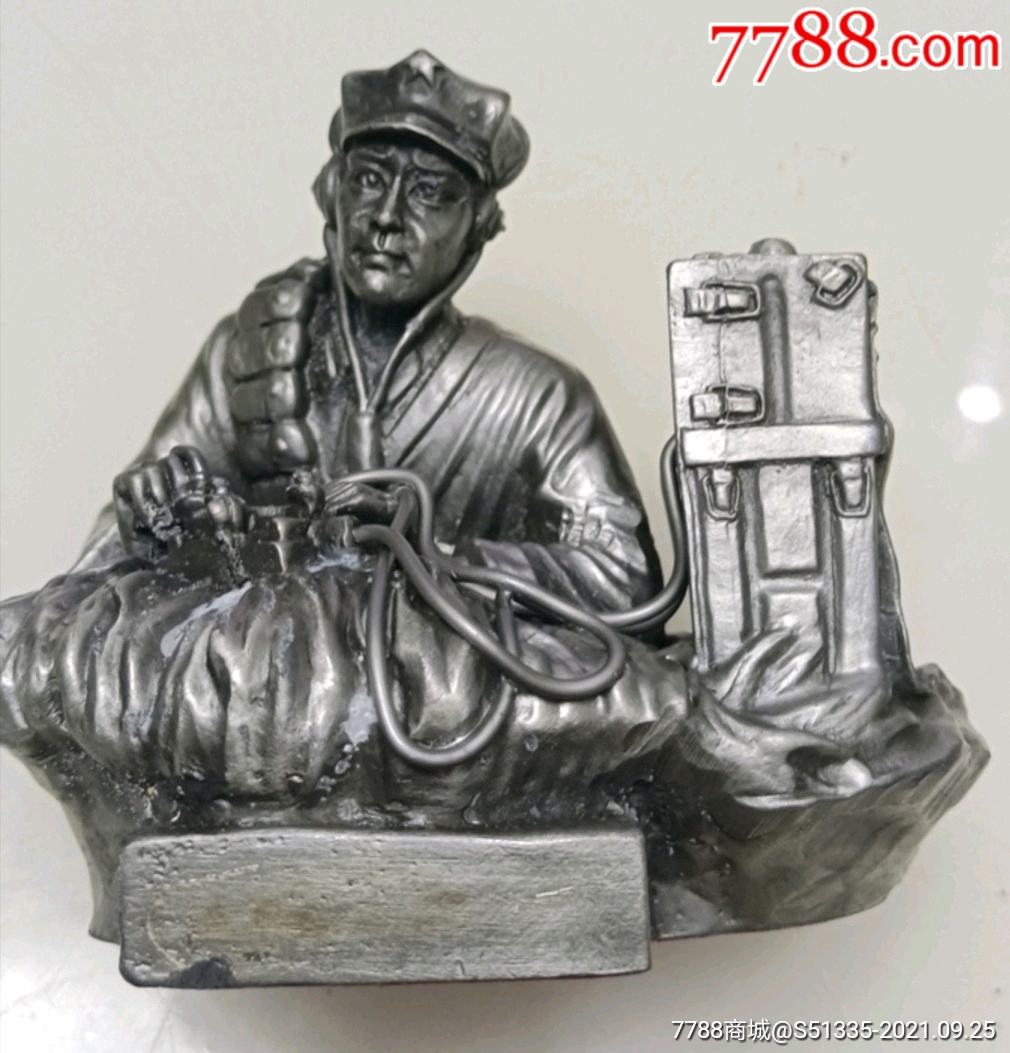 小八路通讯兵摆件