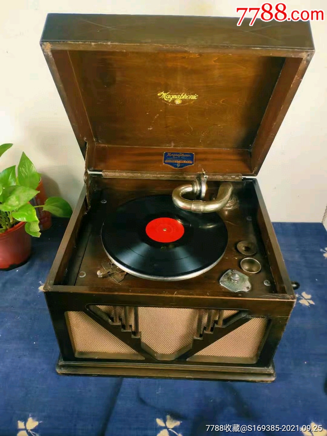 手摇留声机一台