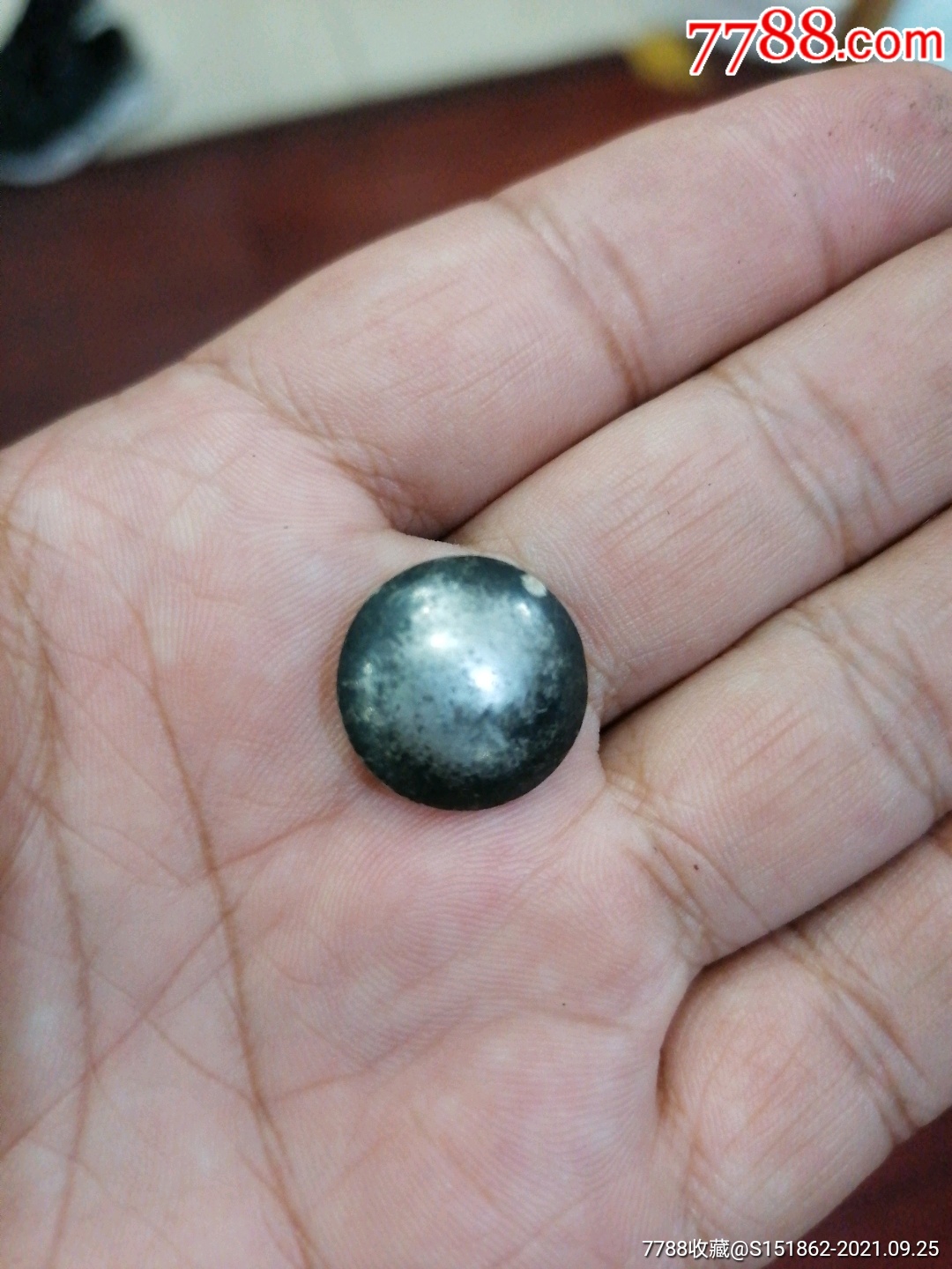 方聚元银纽扣一类的东西