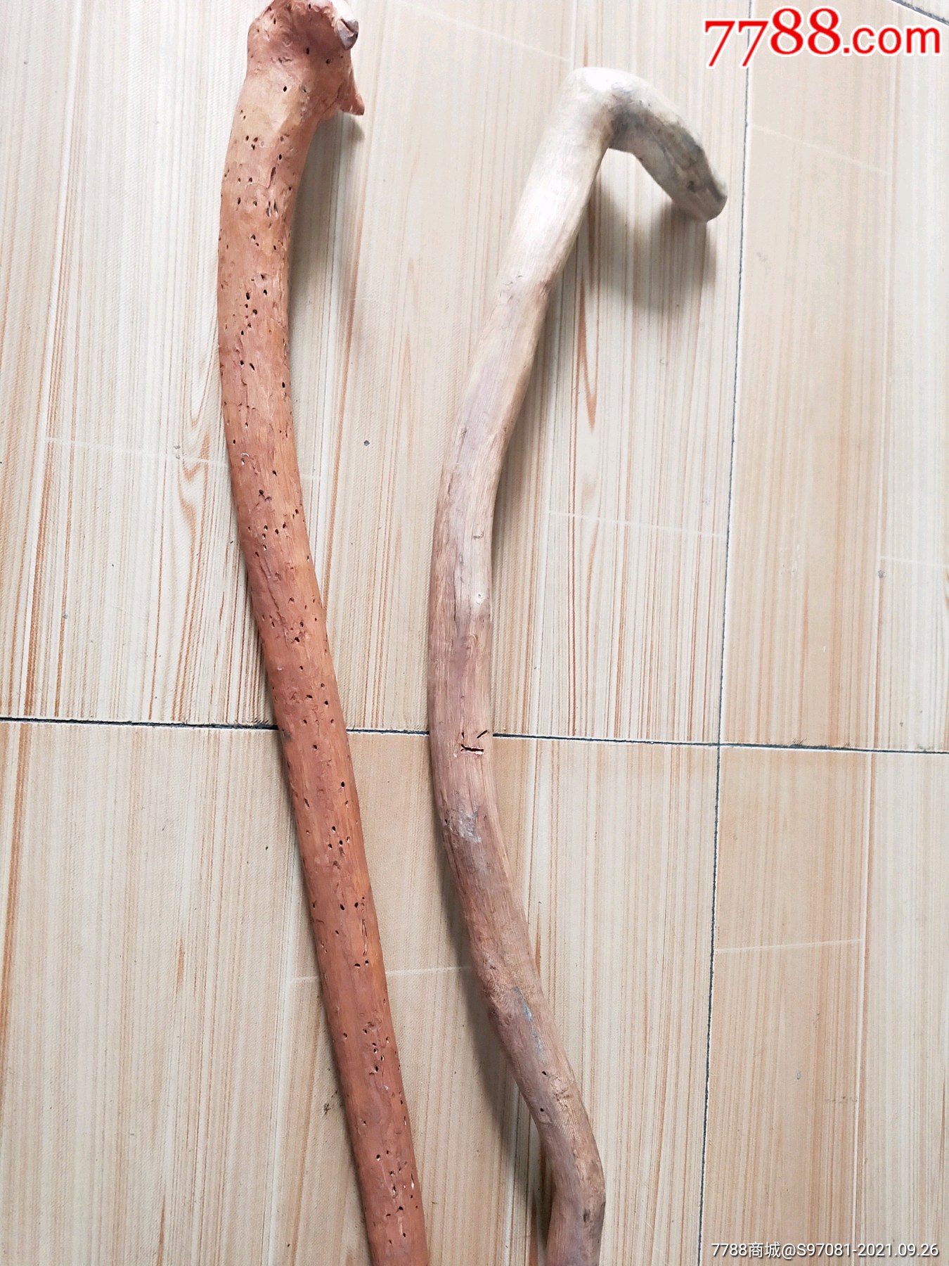 两个老木质拐杖
