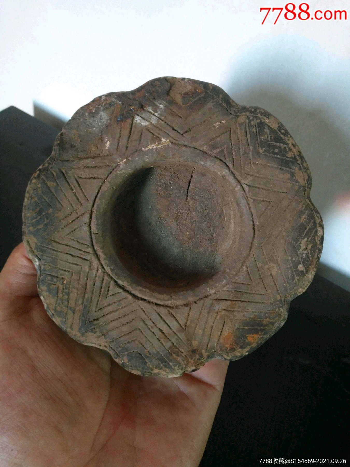 少见清代石雕莲瓣形笔洗带钱纹底款