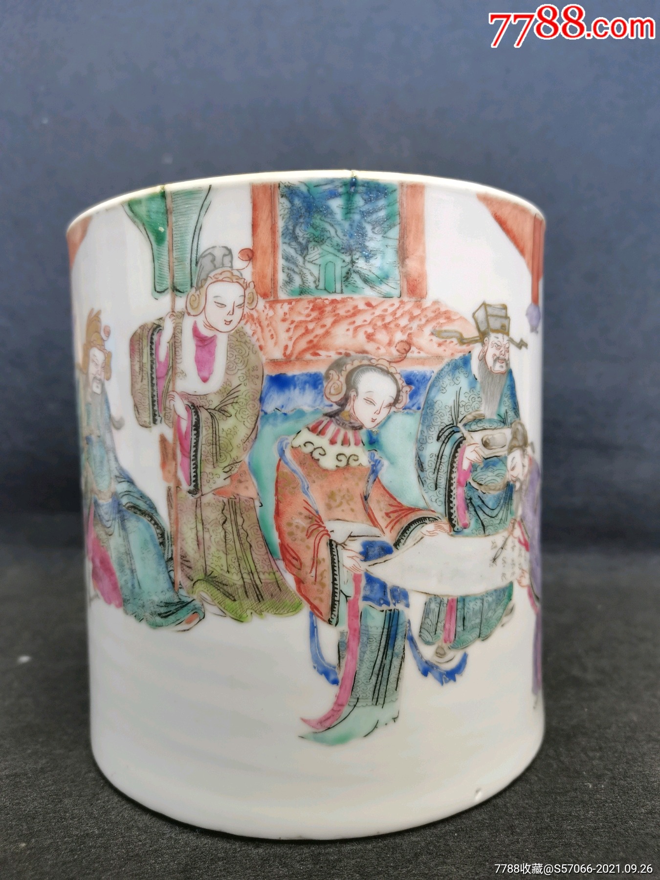 清晚同治粉彩人物大笔筒.