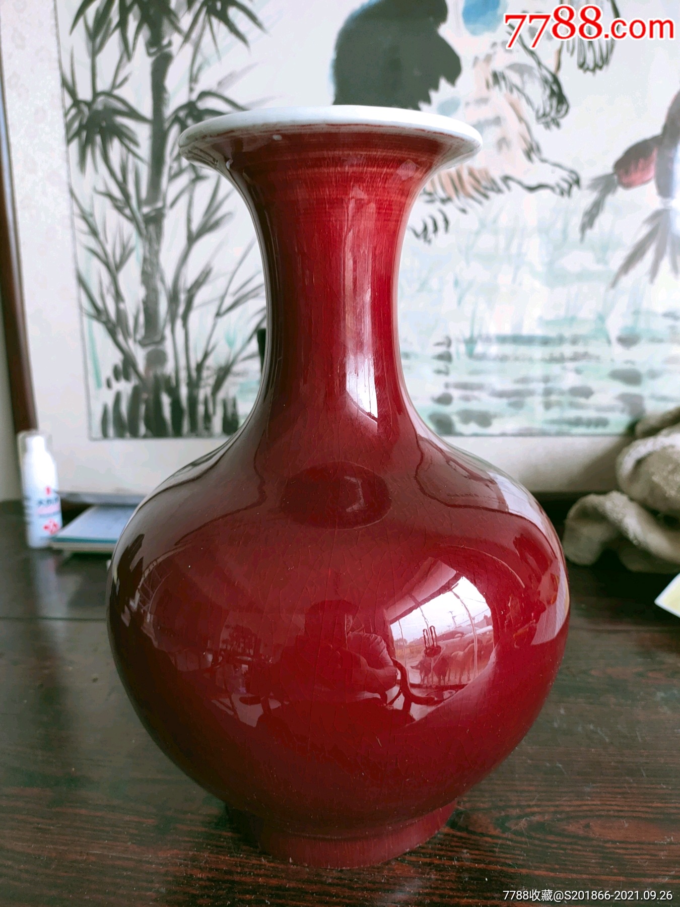 七八十年代景德镇建国瓷厂郎红瓶釉水开片可见