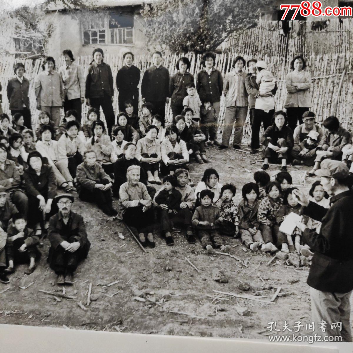 吉林省梨树县十家堡公社,宣讲员给群众讲计划生育优生知识
