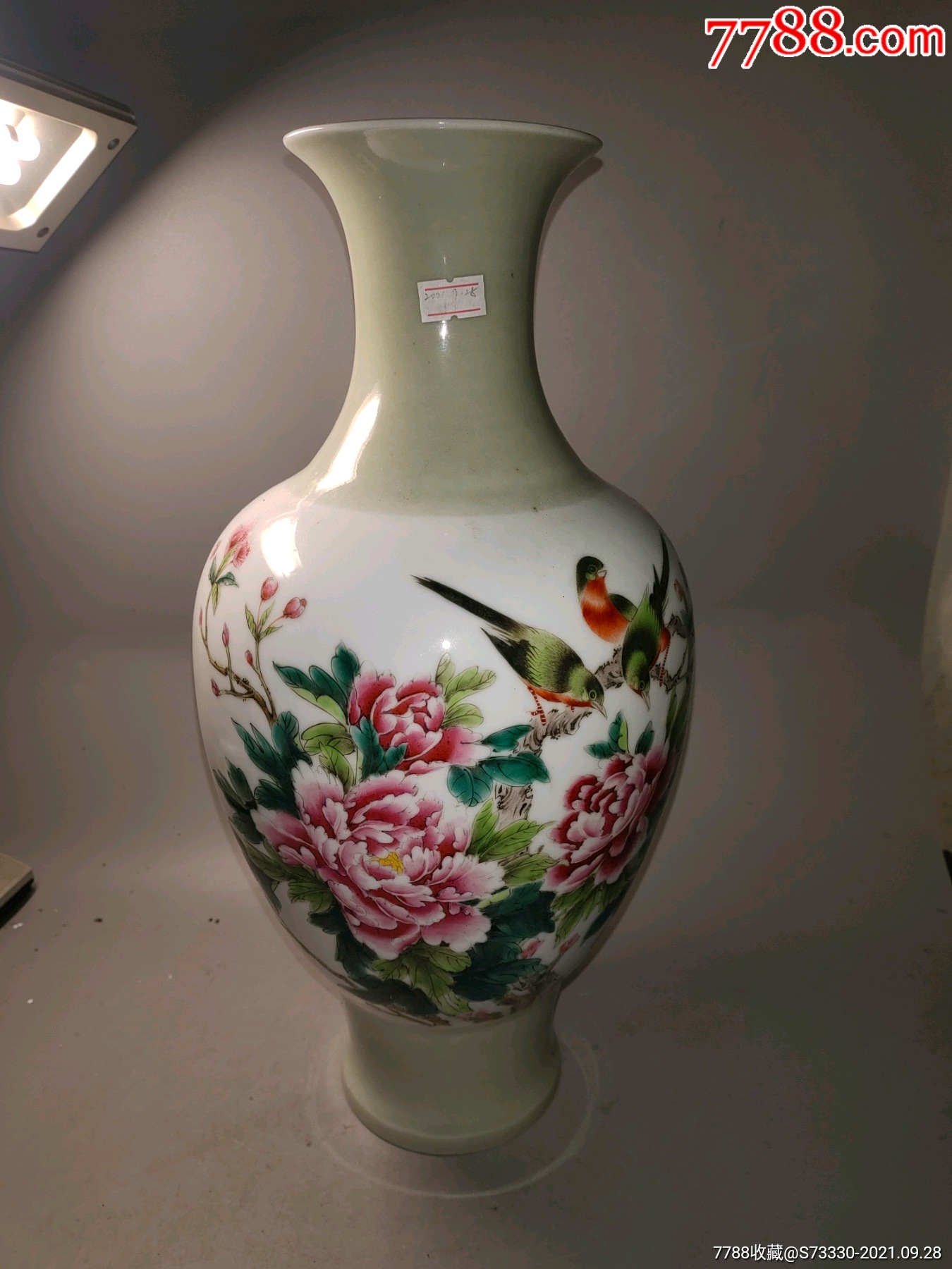 90年代,景德镇艺术瓷厂,慎德堂寄托款手绘花瓶一只,磕