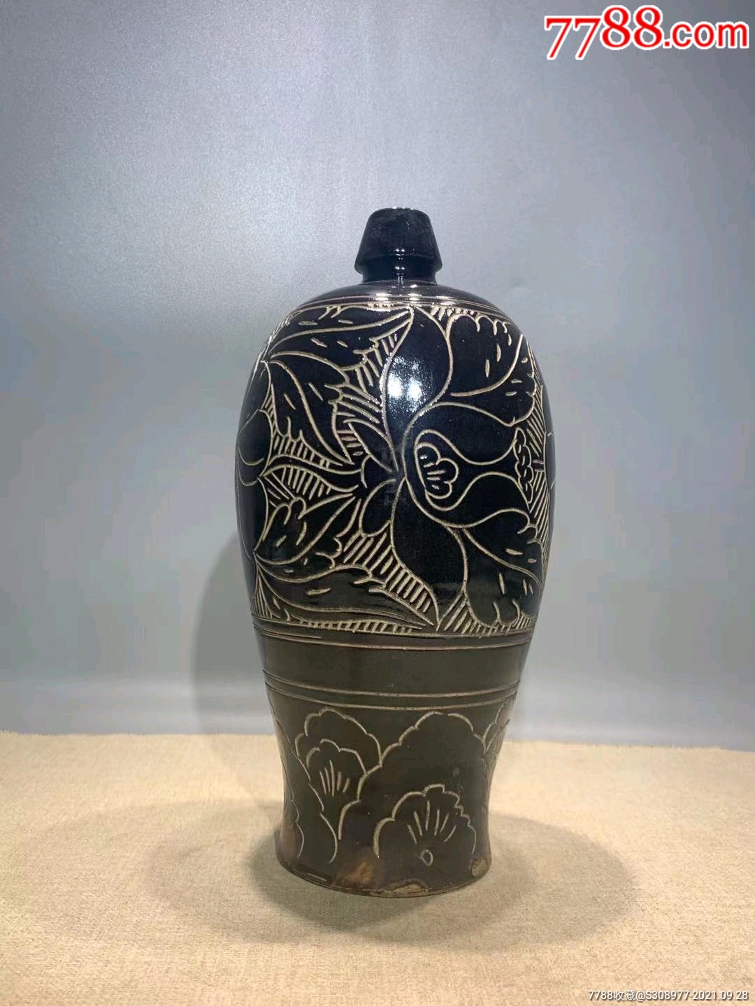 磁州窑黑釉刻花梅瓶