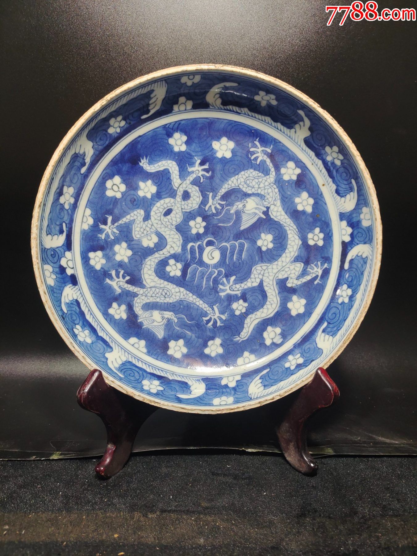 青花纹龙盘工艺品