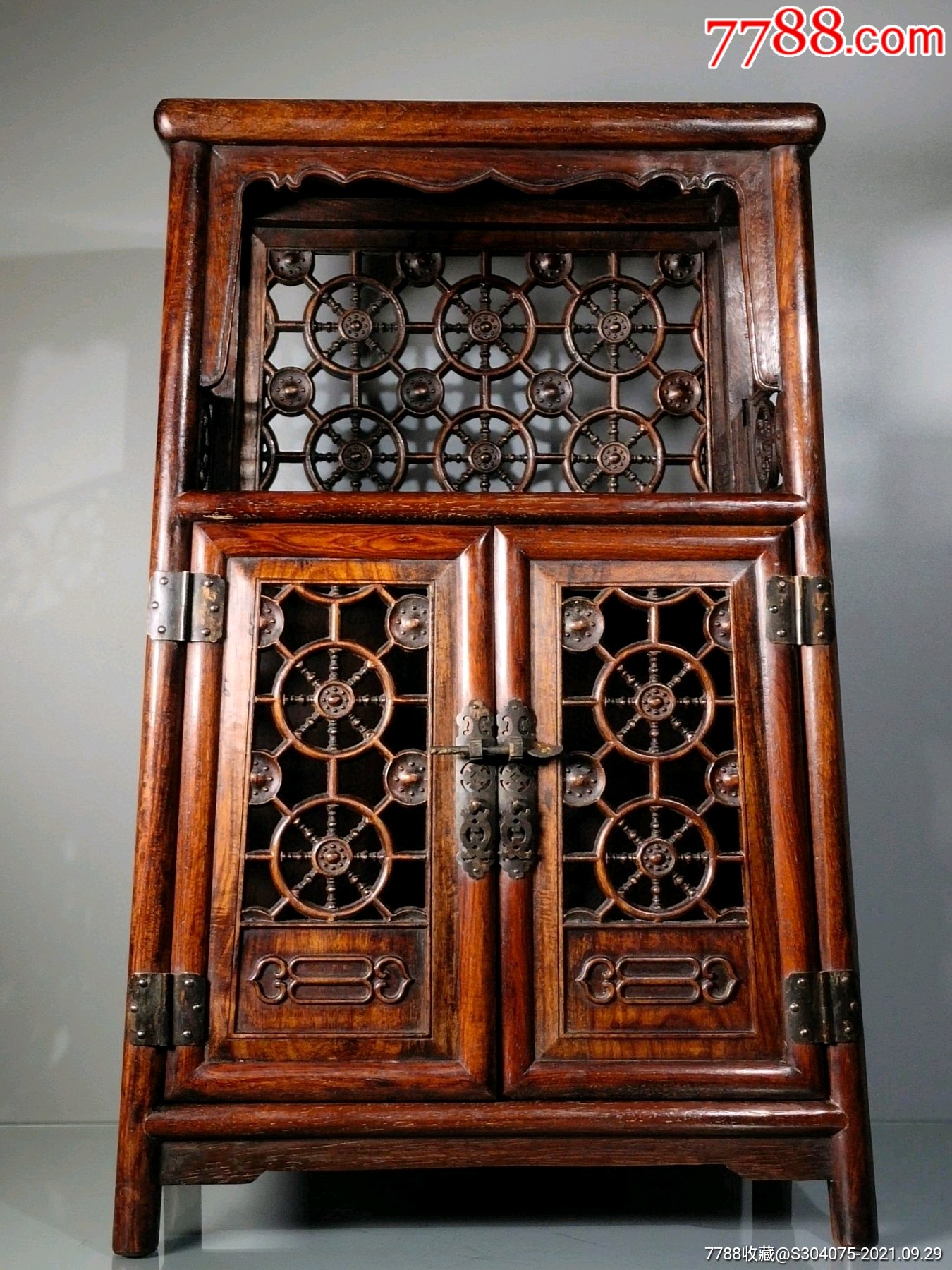 花梨木满牛毛纹镂空雕大柜子万历柜摆件