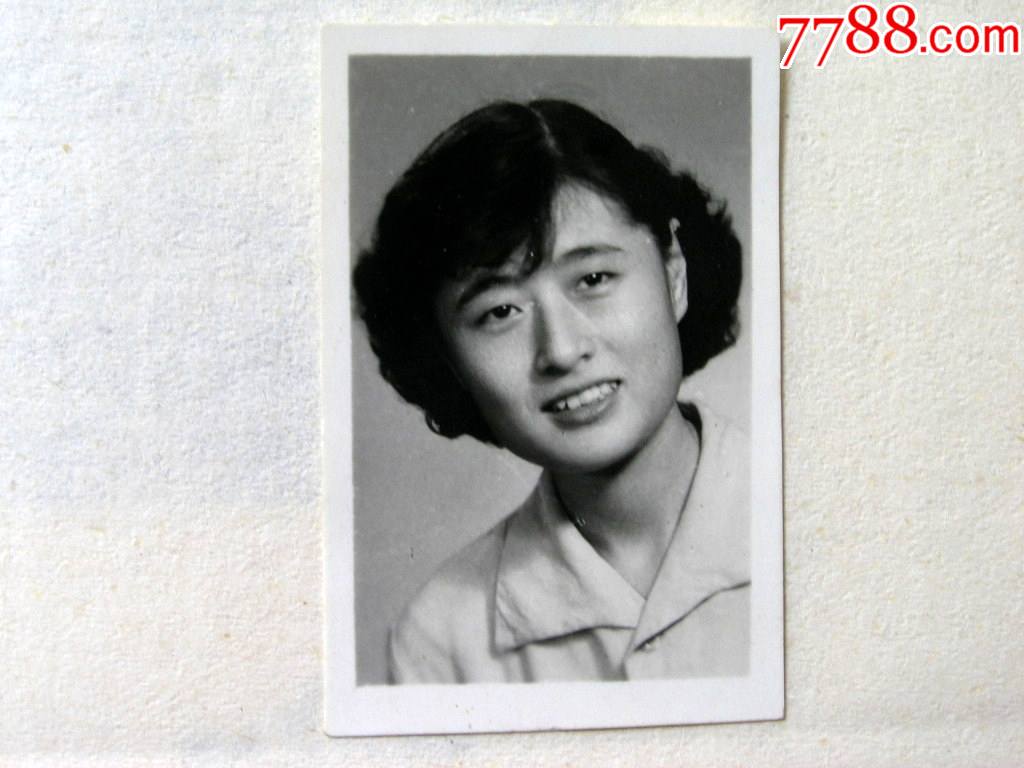 老照片收藏1408e05950年代漂亮的烫发女青年3522cm