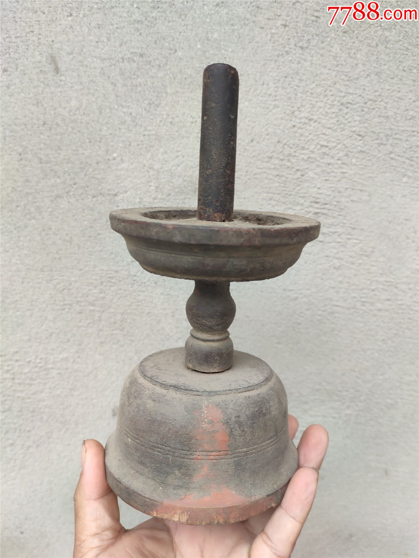 杂木做的蜡台品相完好如图所示