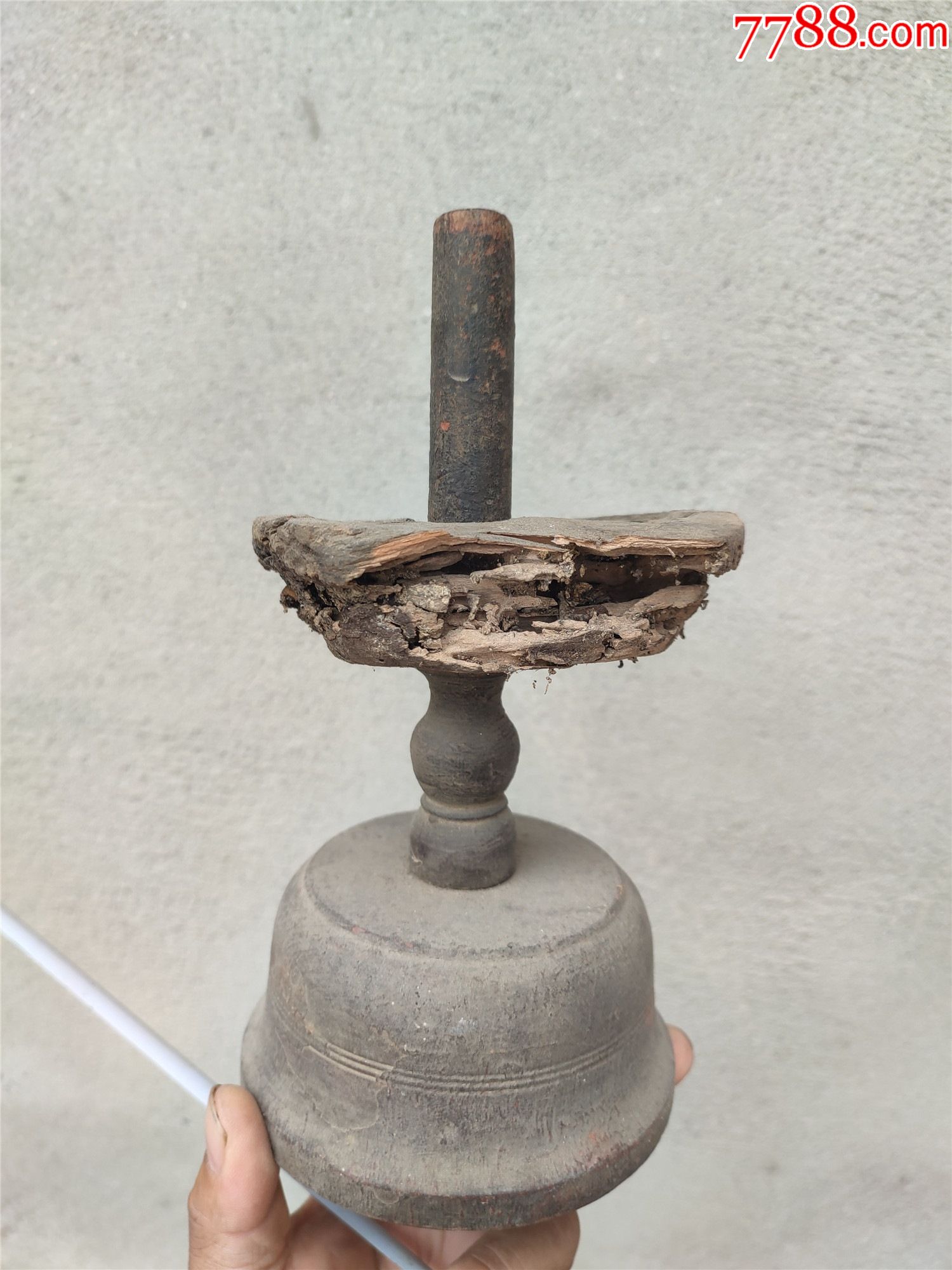 杂木做的蜡台,如图所示