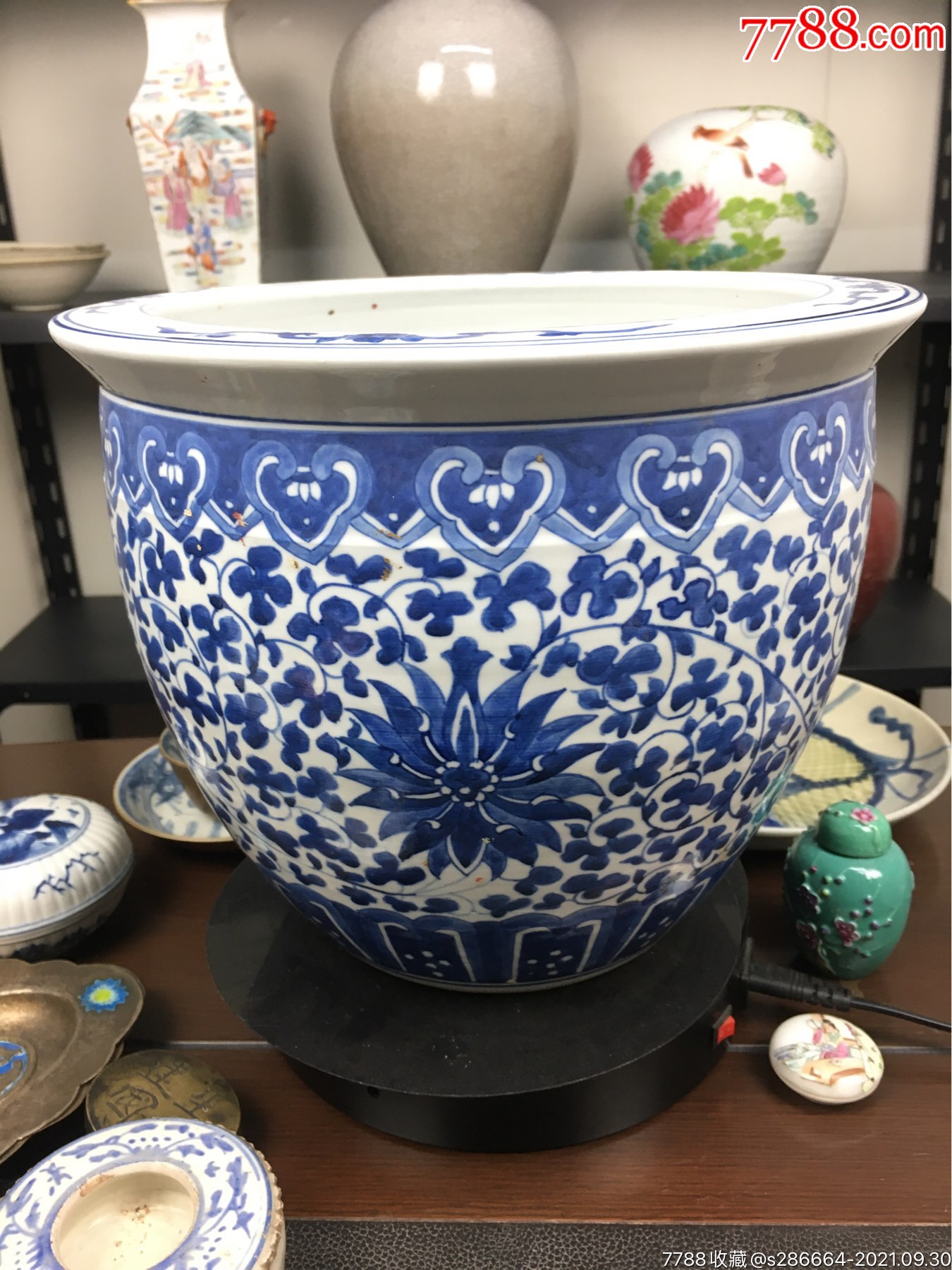 民国缠枝莲卷缸