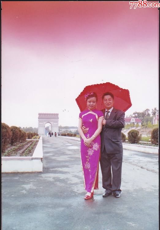 旗袍美女与帅哥合影