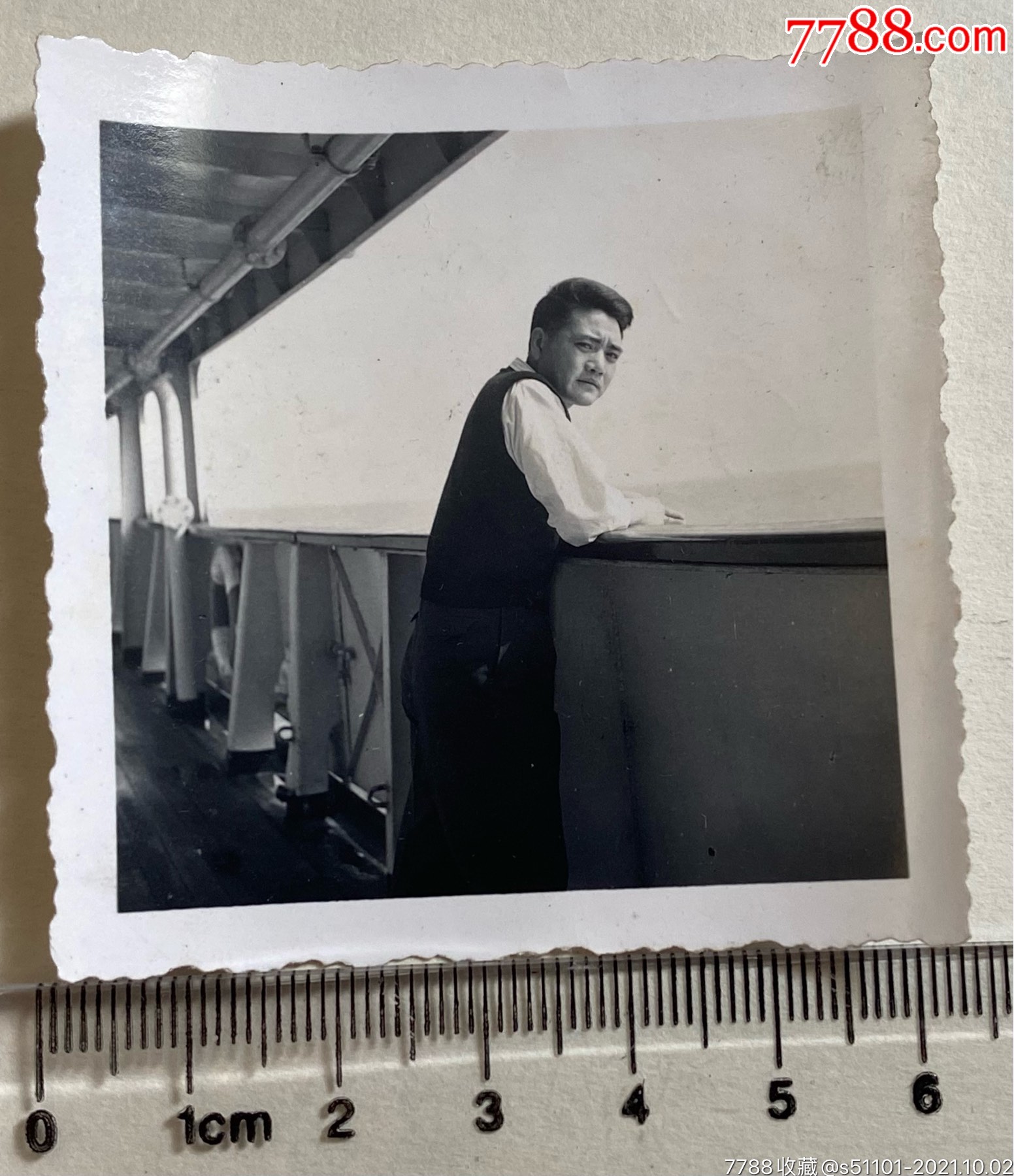 1959年赴青岛的男子在民主十四号轮船上留影照_价格5元【精文老照片