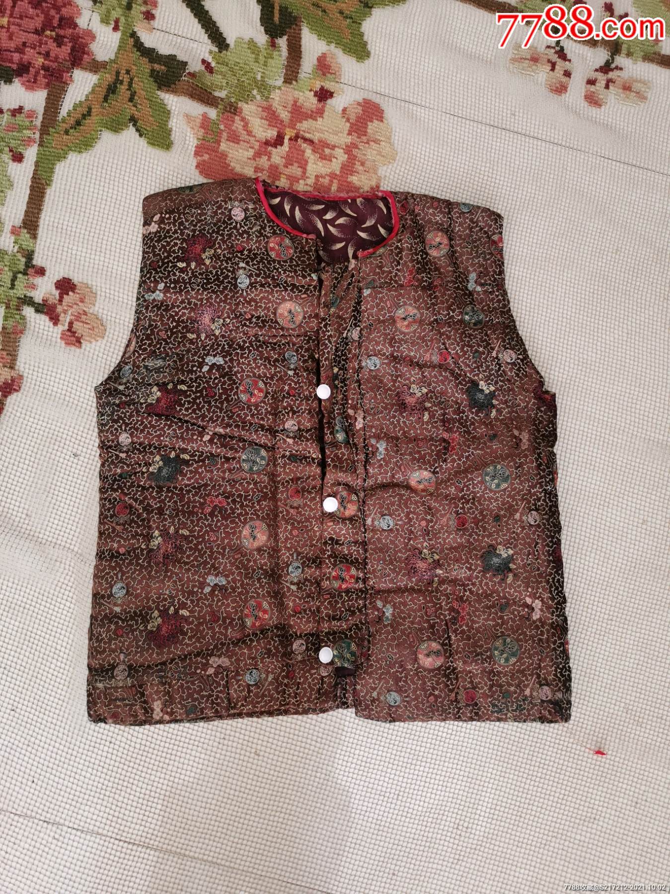 民国时期织锦缎的女孩子坎肩