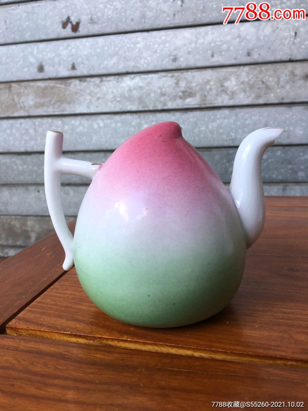 粉彩寿桃倒流壶
