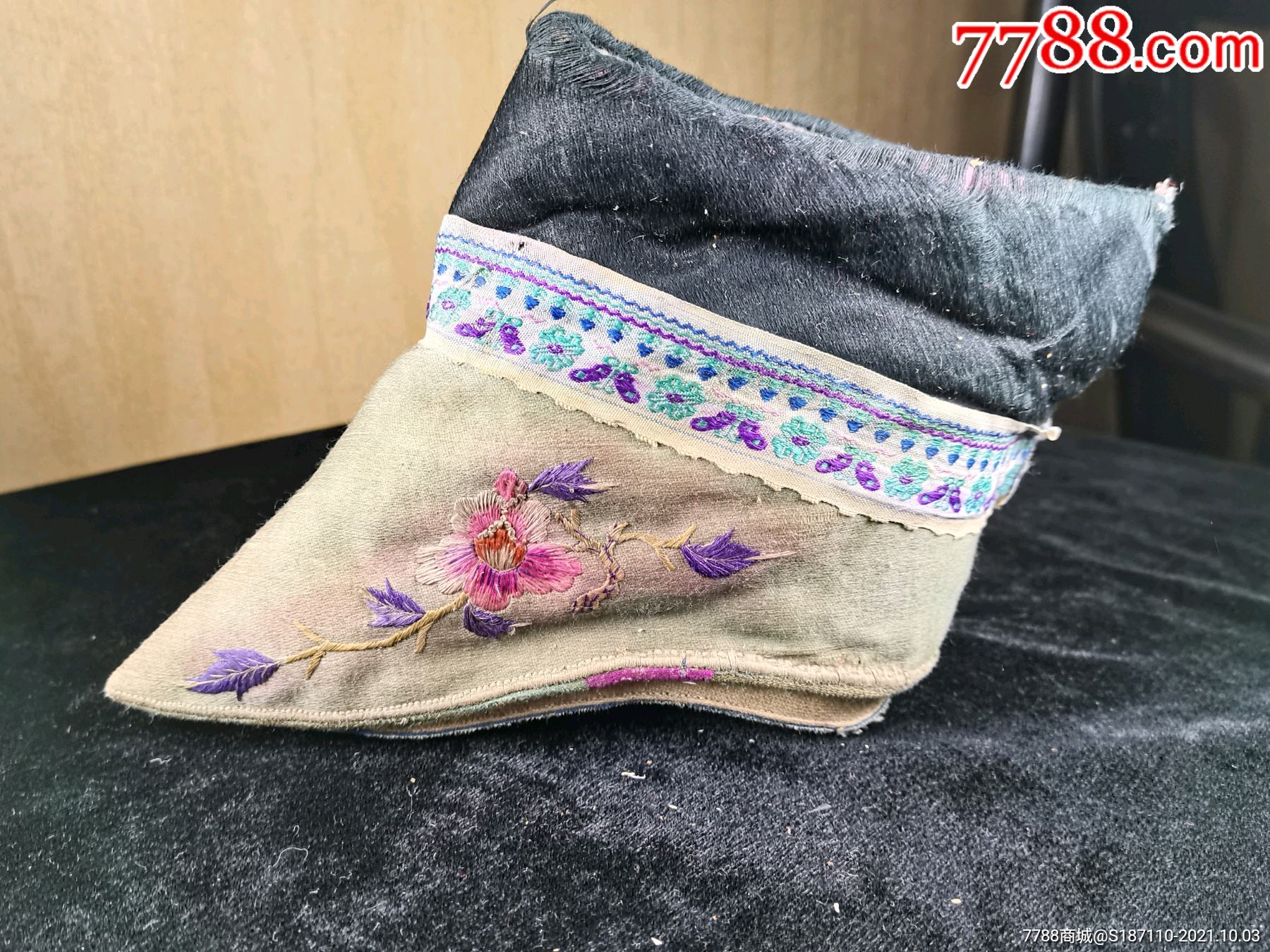 底部绣喇叭花的"三寸金莲"