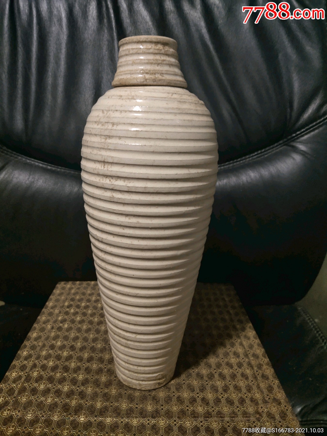 白釉旋纹鸡腿瓶