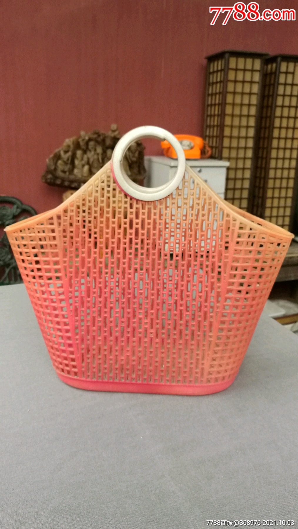 70年代塑料菜篮子品如图时代感强可做影视道具怀旧摆设高35cm含把
