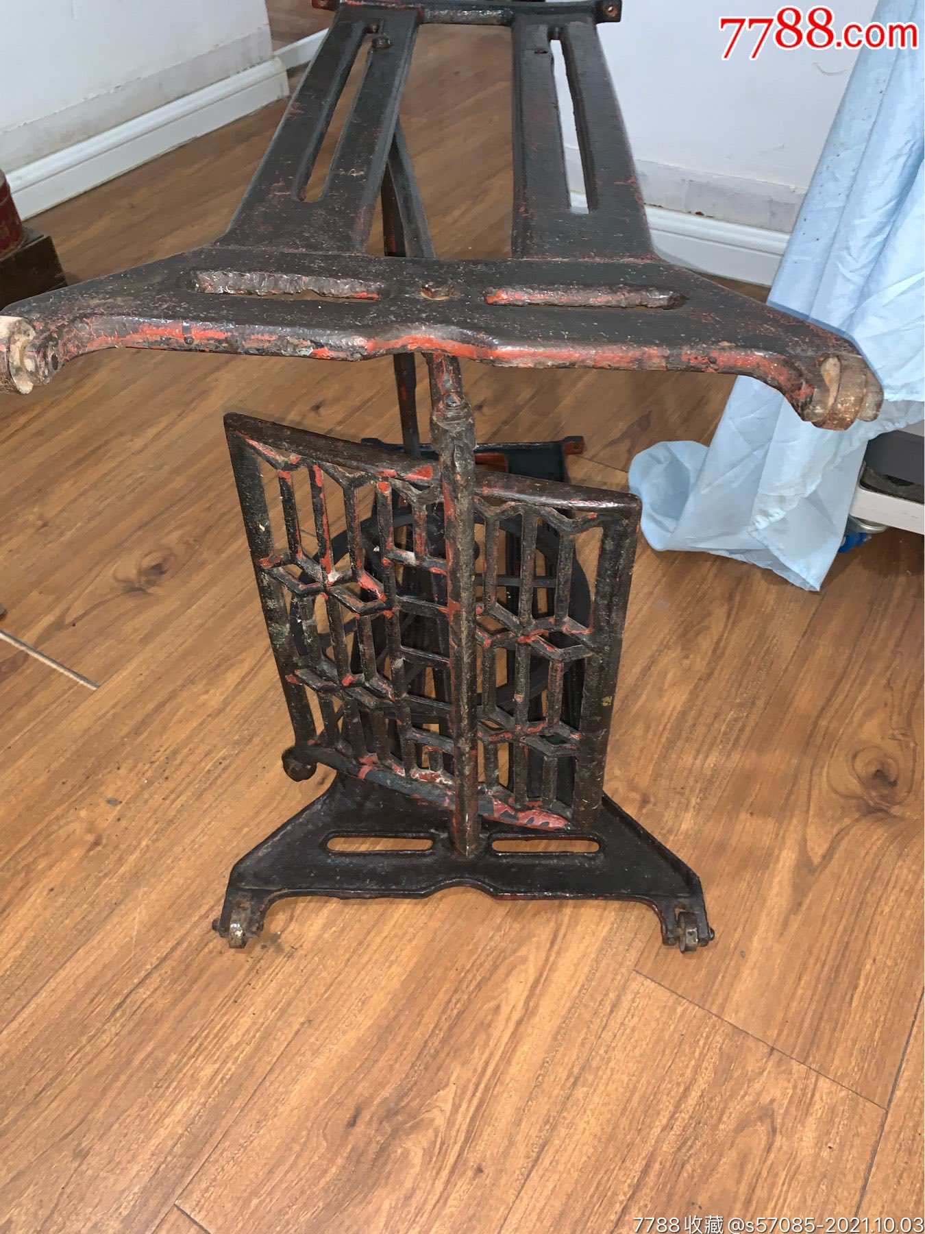 岁月痕迹实足饱经沧桑感极强的苏联缝纫机脚架一套完好无损