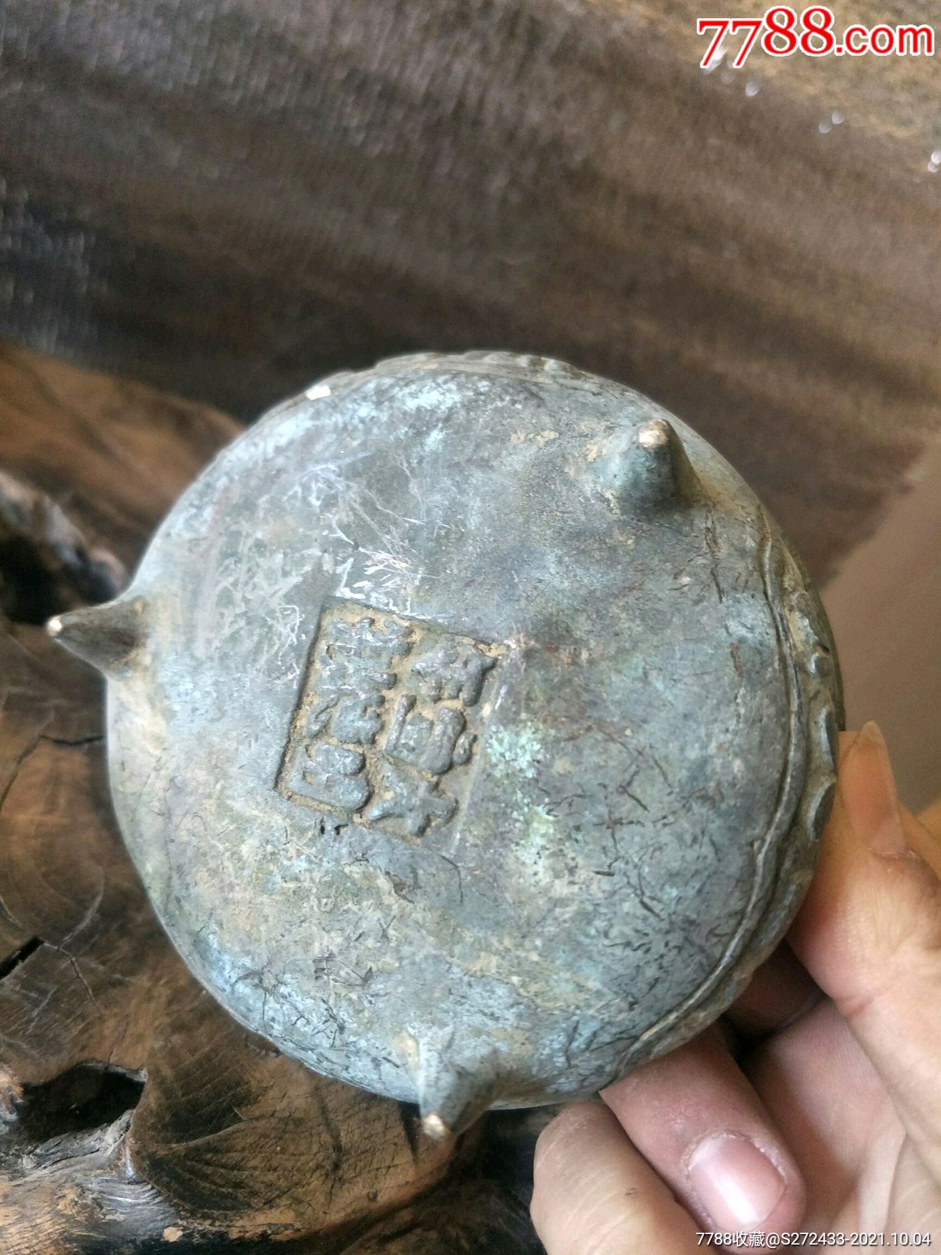 佛光普照小铜香炉一个保存完好刻工明显包浆浑厚尺寸见图收藏价值不菲