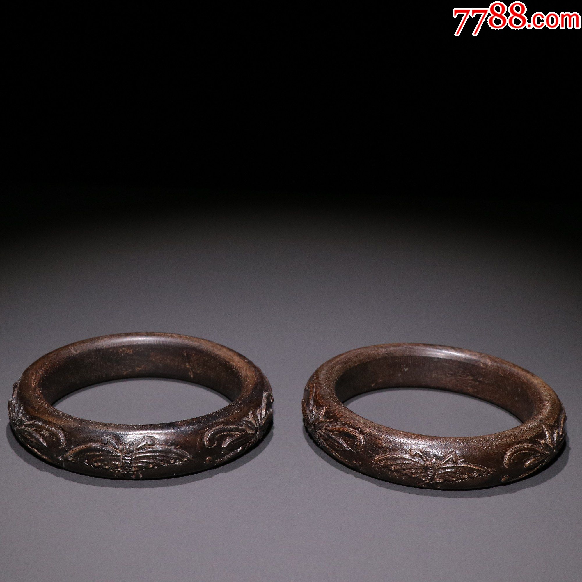 沉香雕飞蛾花纹手镯一对