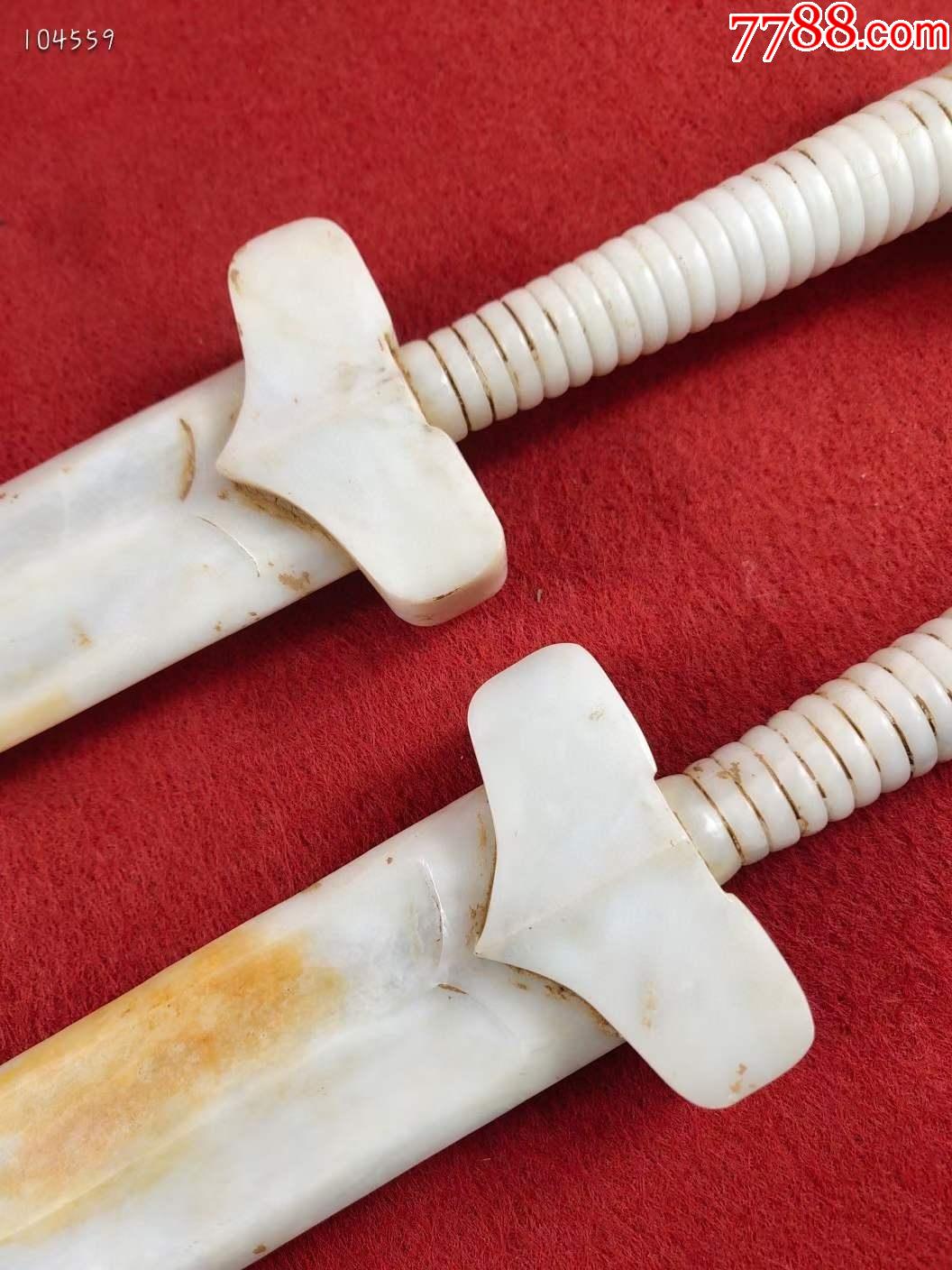 出白玉剑一对,玉质细腻,手感圆滑,做工精致,品相如图!