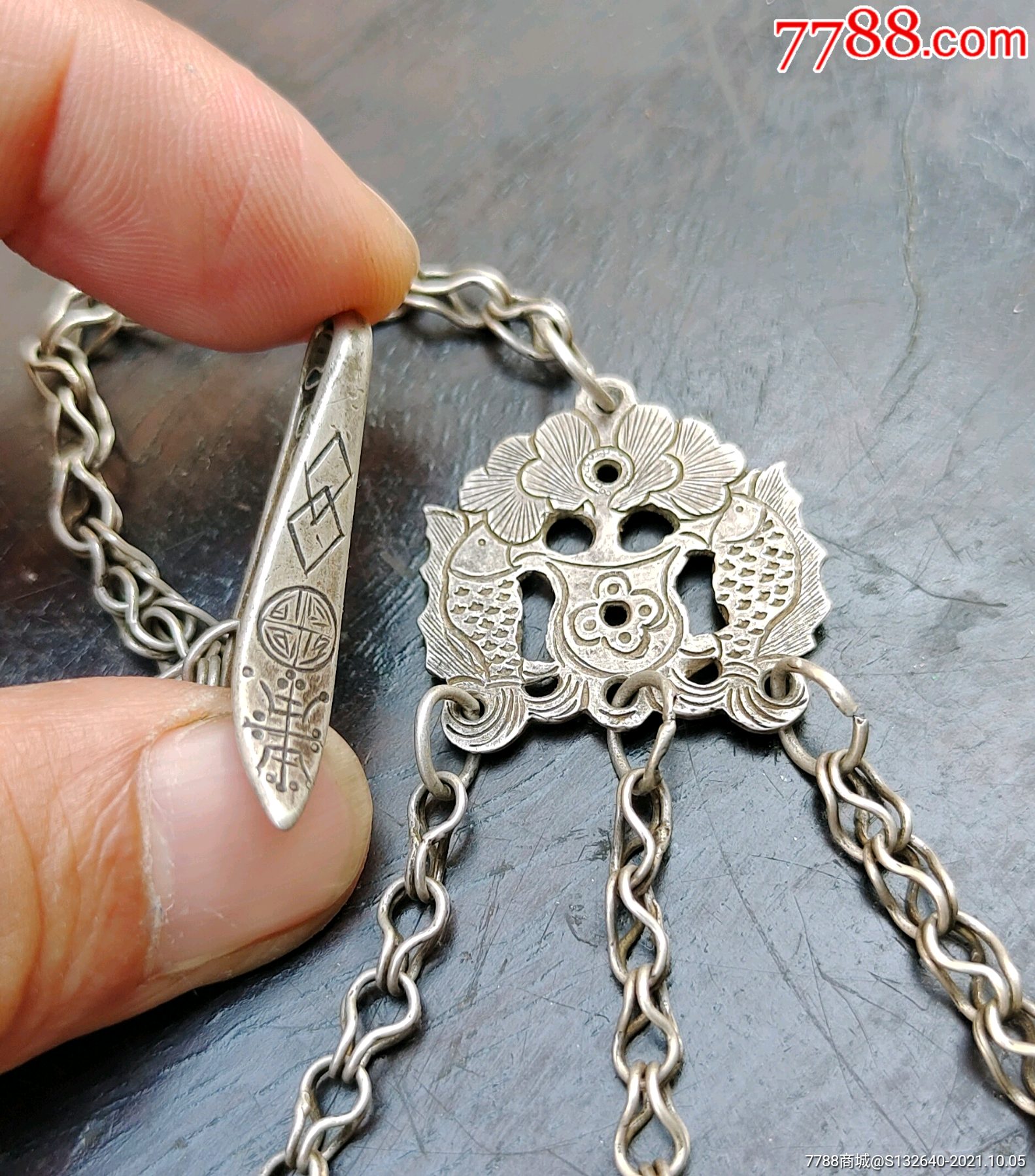 清代精美錾刻花银质挂饰一套