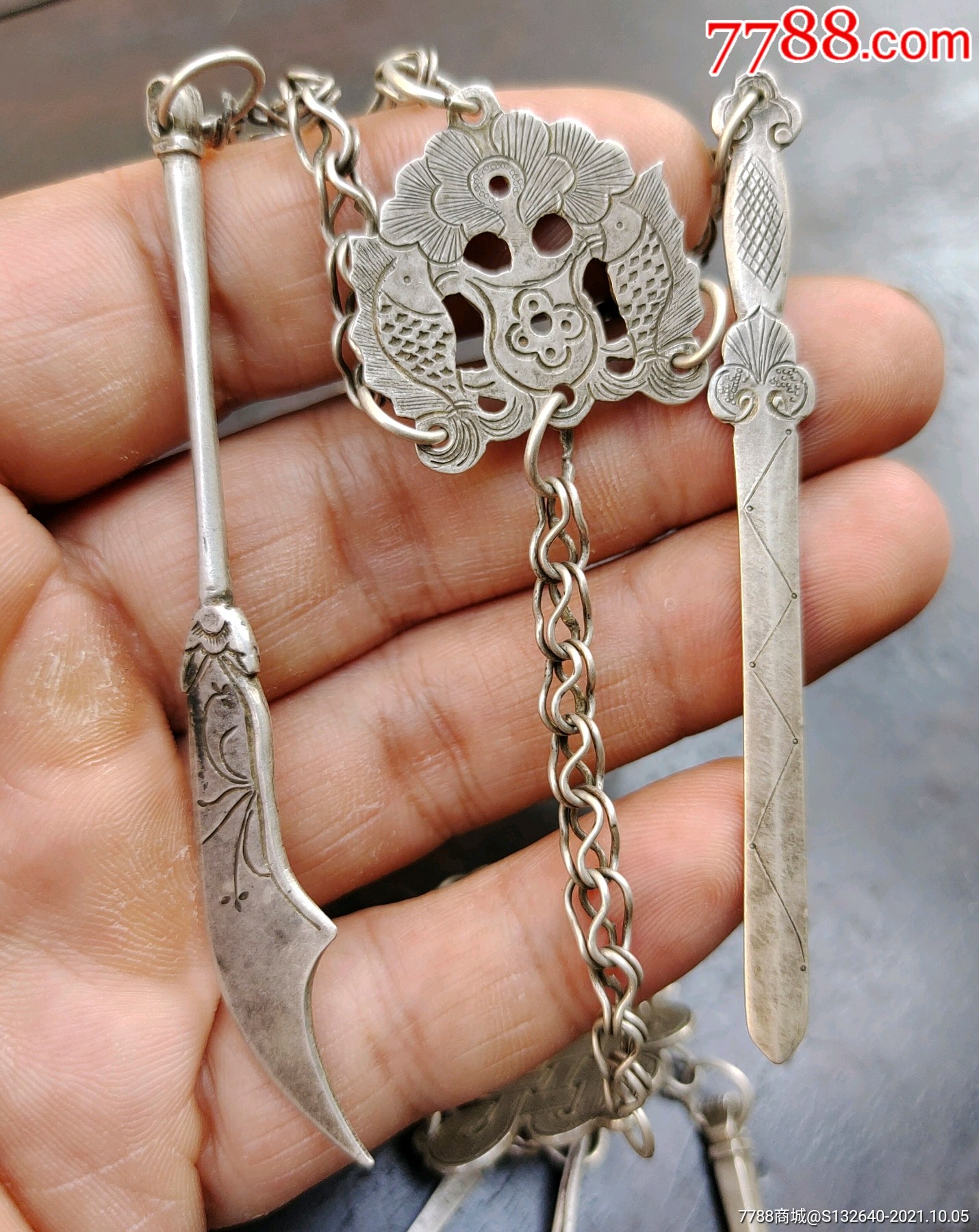 清代精美錾刻花银质挂饰一套