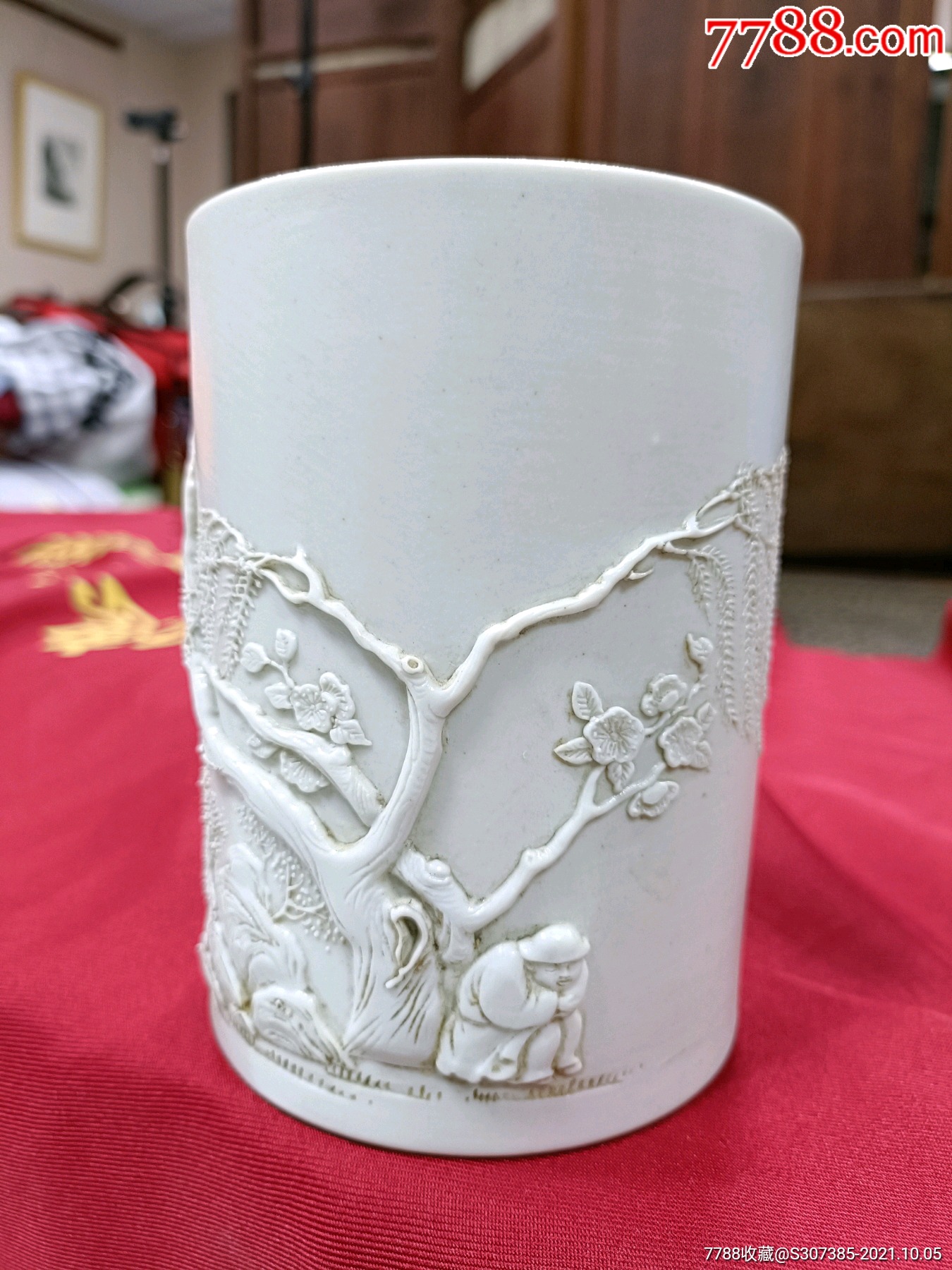 王炳荣大师雕瓷笔筒