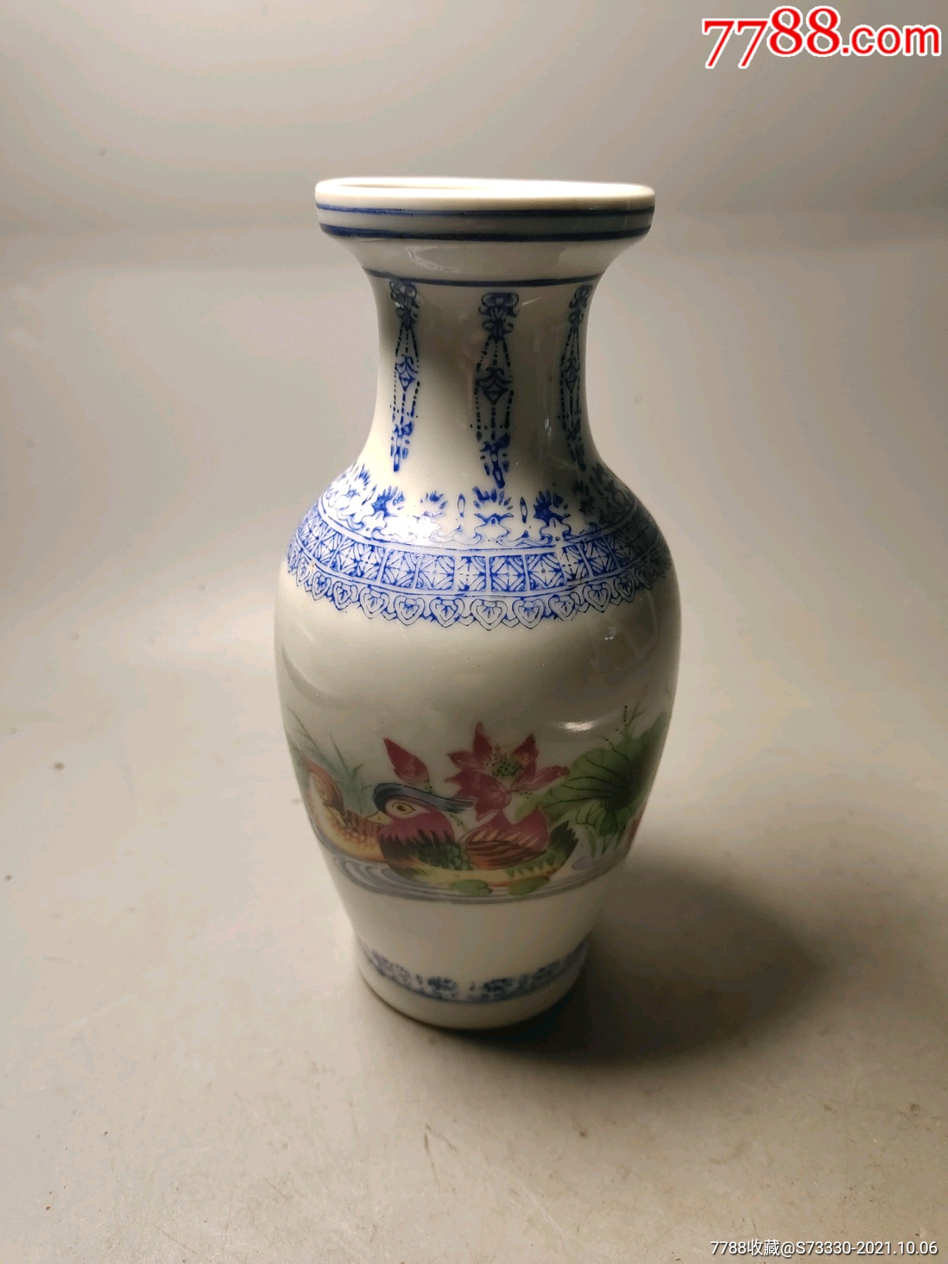80年代左右,景德镇艺术瓷厂鸳鸯戏水小花瓶