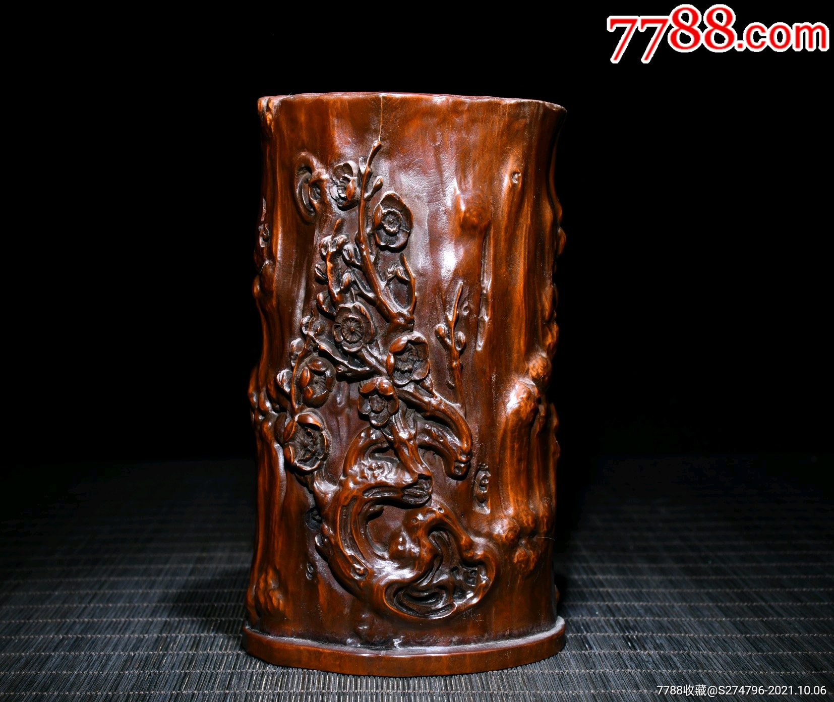 黄杨木精工雕刻梅花笔筒