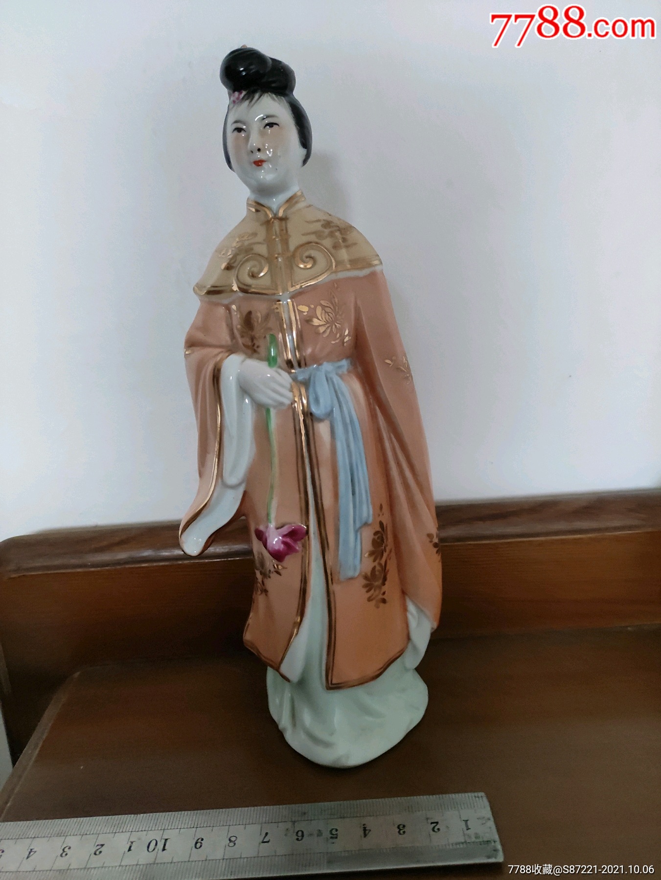 瓷八仙何仙姑摆件