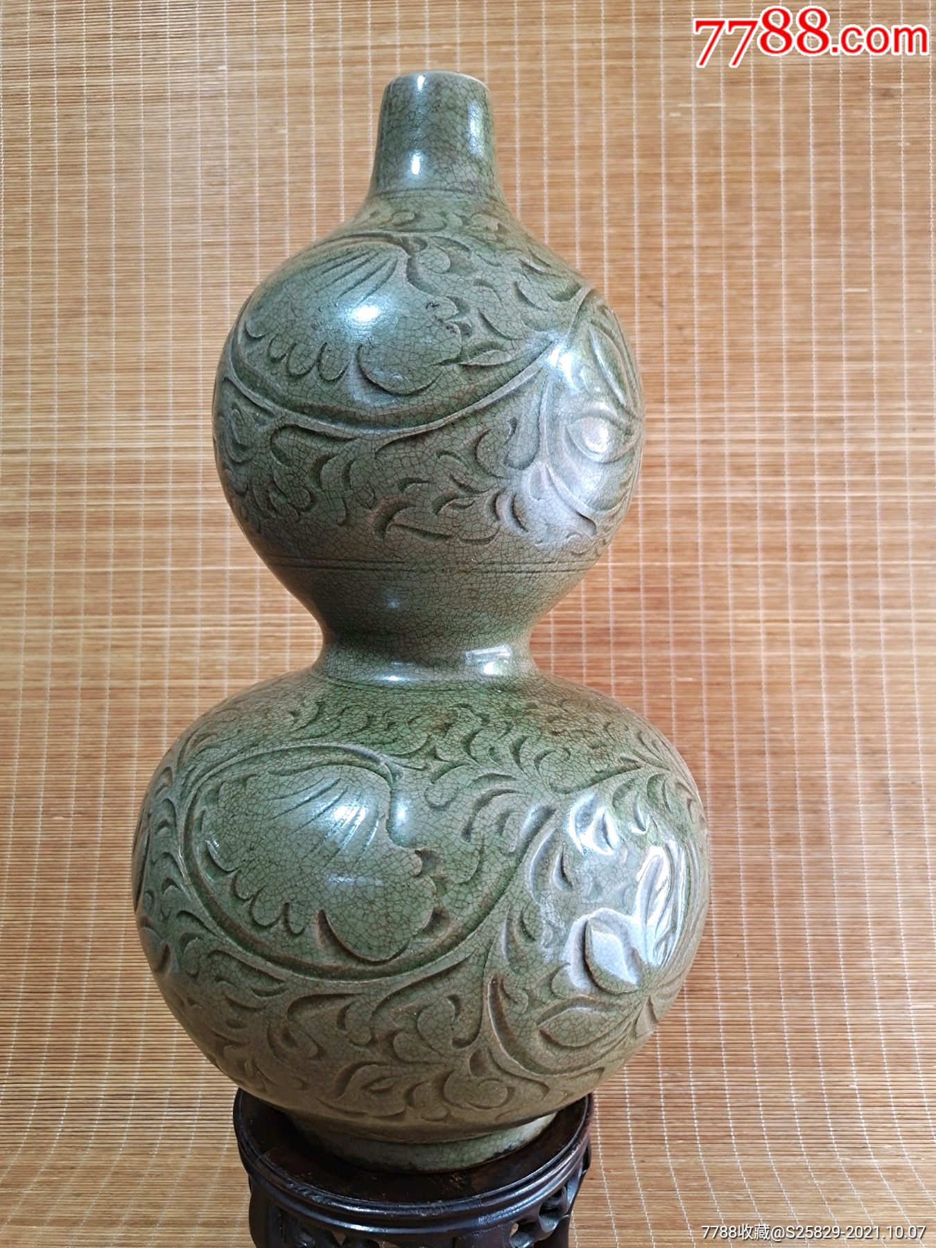 旧藏越窑青瓷刻花葫芦瓶