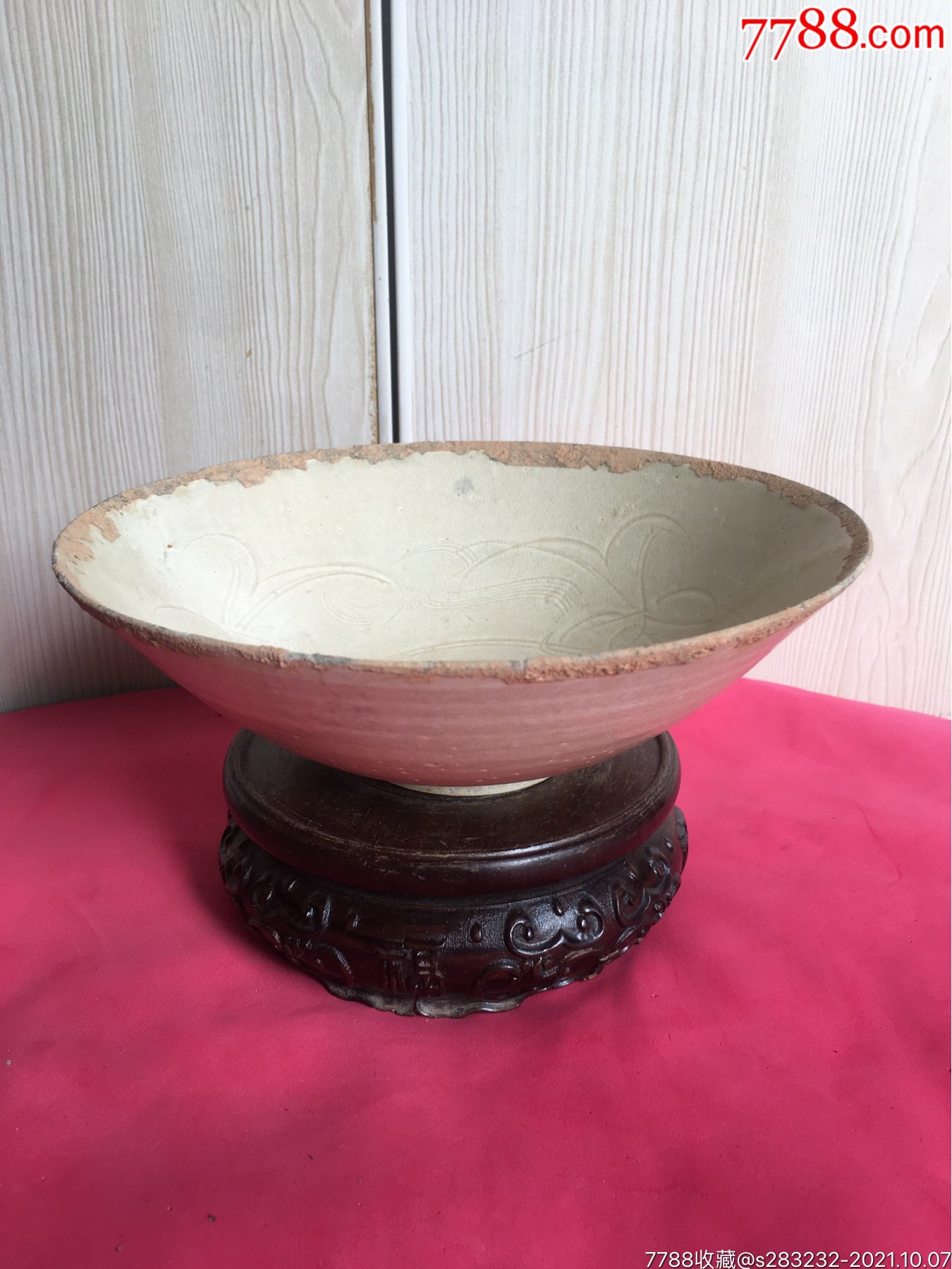 宋代米黄釉萱草纹碗