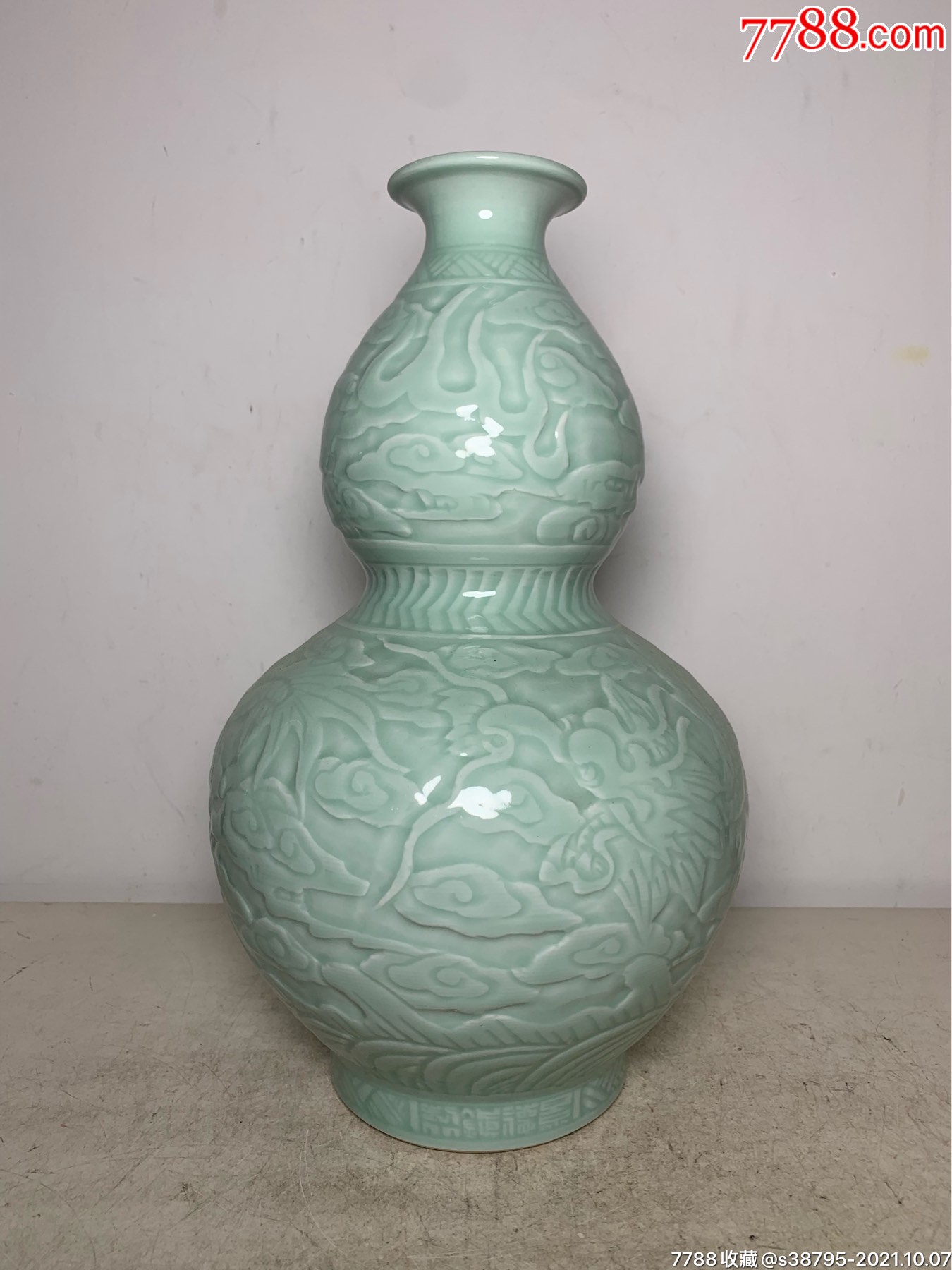 六十年代景德镇制青釉刻花火云龙赏瓶_青瓷/秘色瓷_第1张_7788瓷器