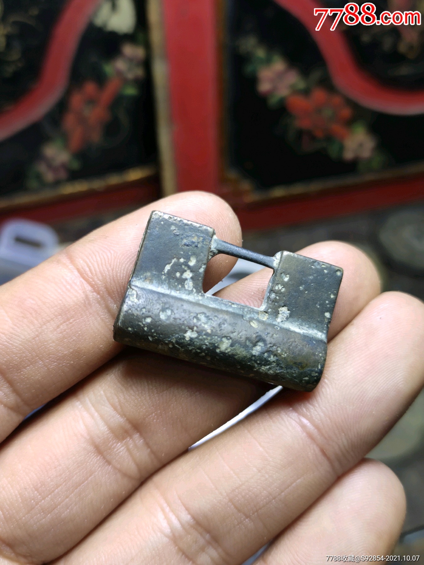 中古时期小型铜锁