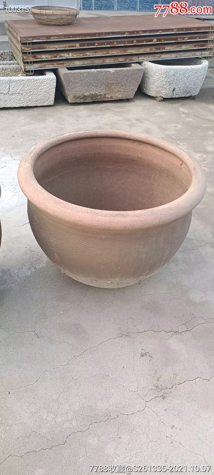 收的老砂瓮,水缸,如图所示,完好无损,正常使用