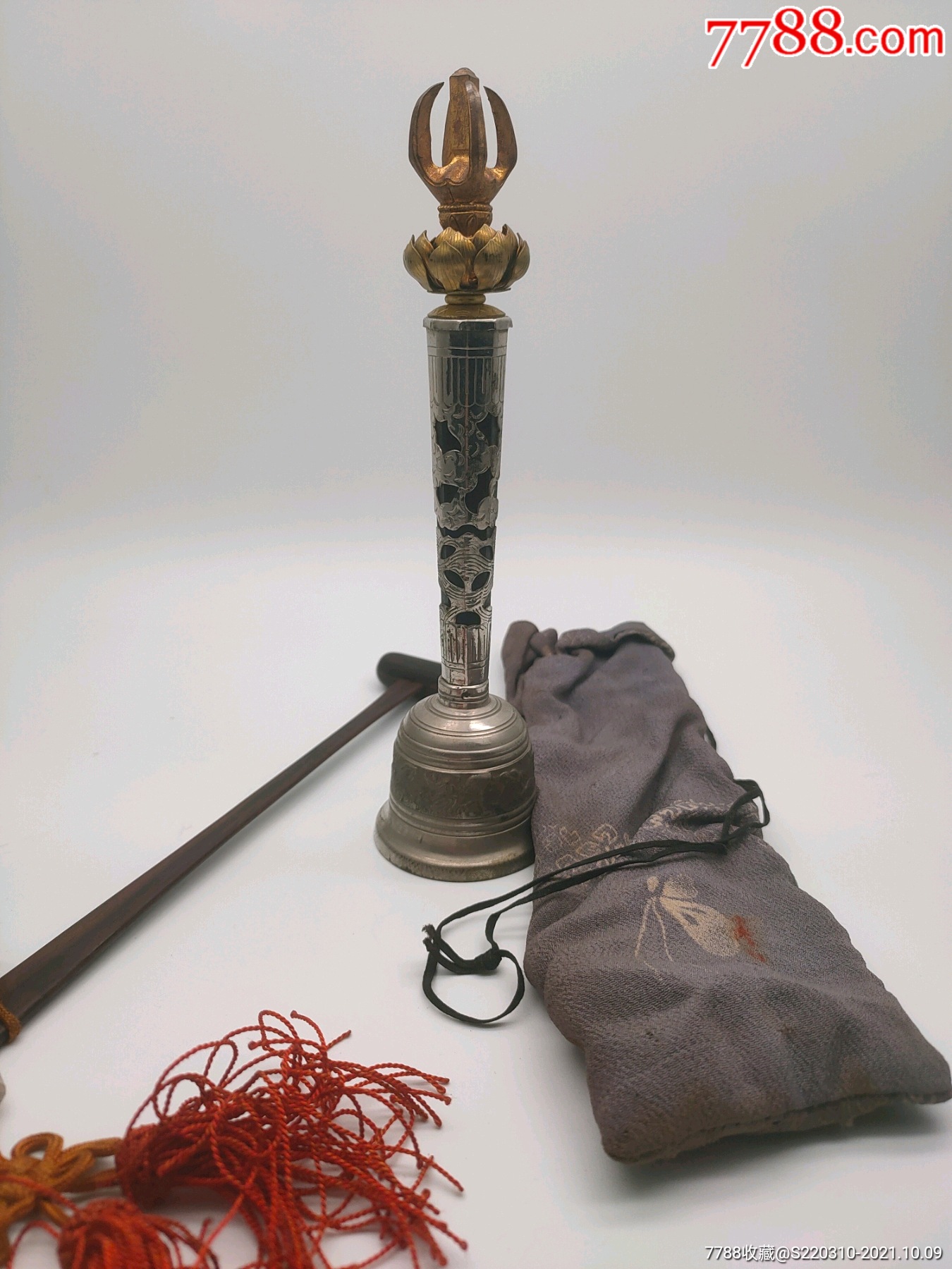 摇铃古董摇铃佛教用具摇铃柄部有莲花状装饰金刚杵造型附带有木锤底部