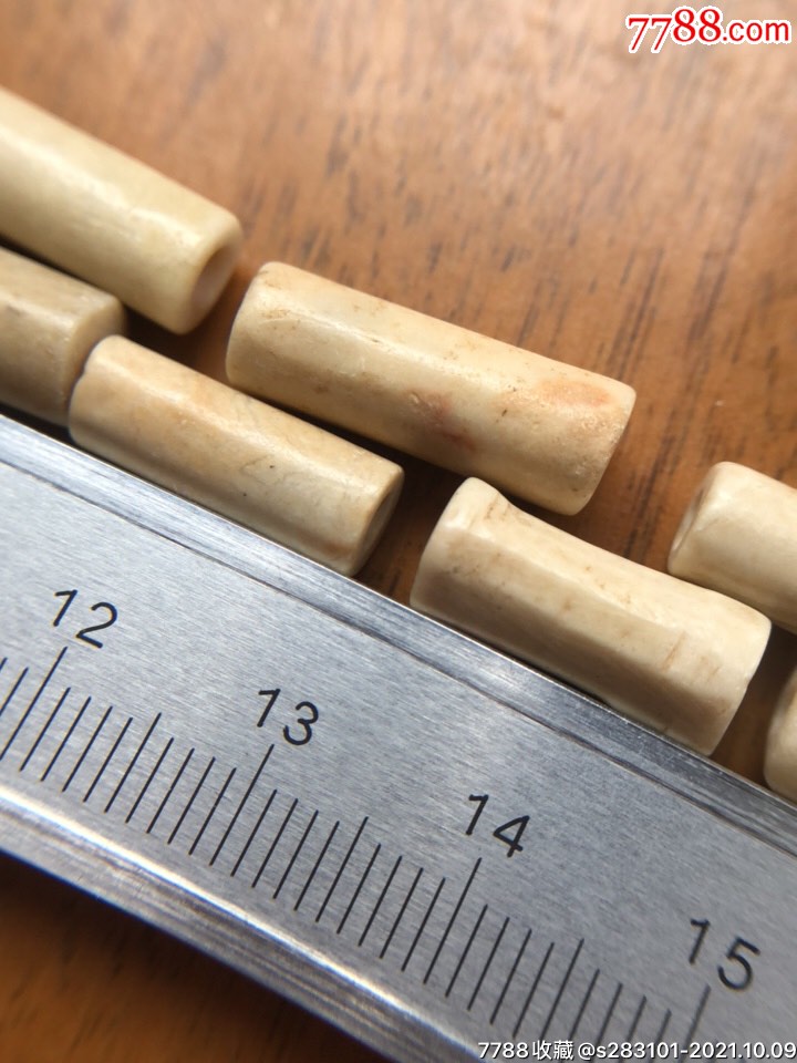 夏家店文化时期的石管10粒,其中一颗1.5,0.65厘米