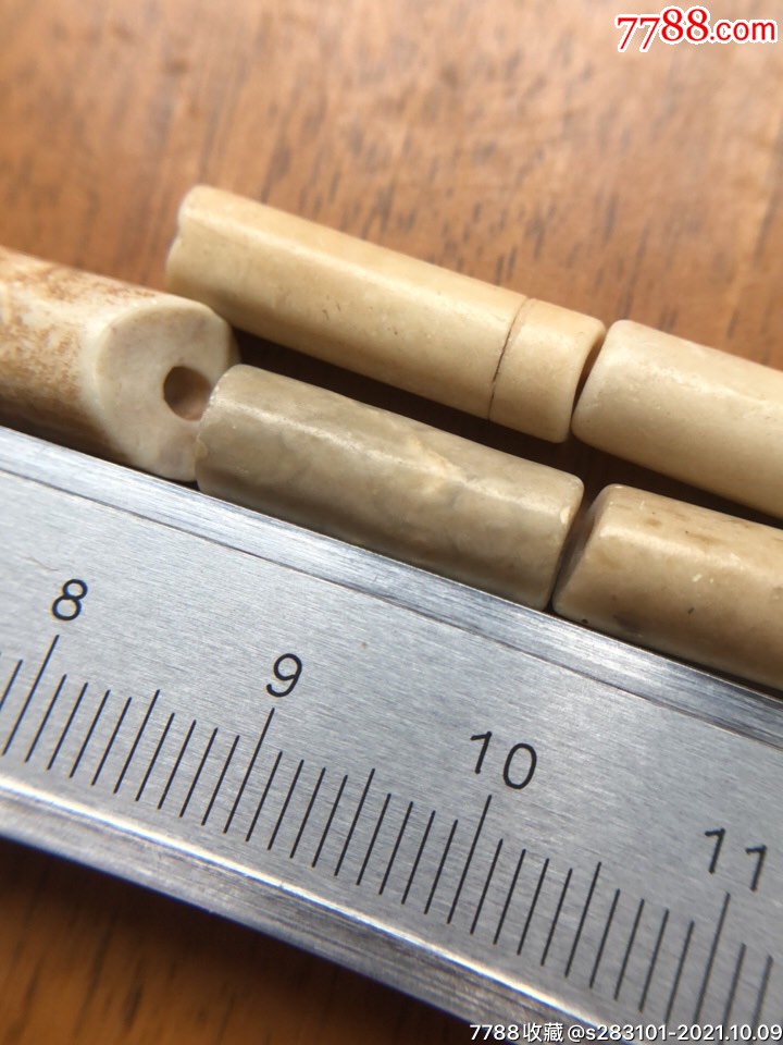 夏家店文化时期的石管10粒,其中一颗1.5,0.65厘米