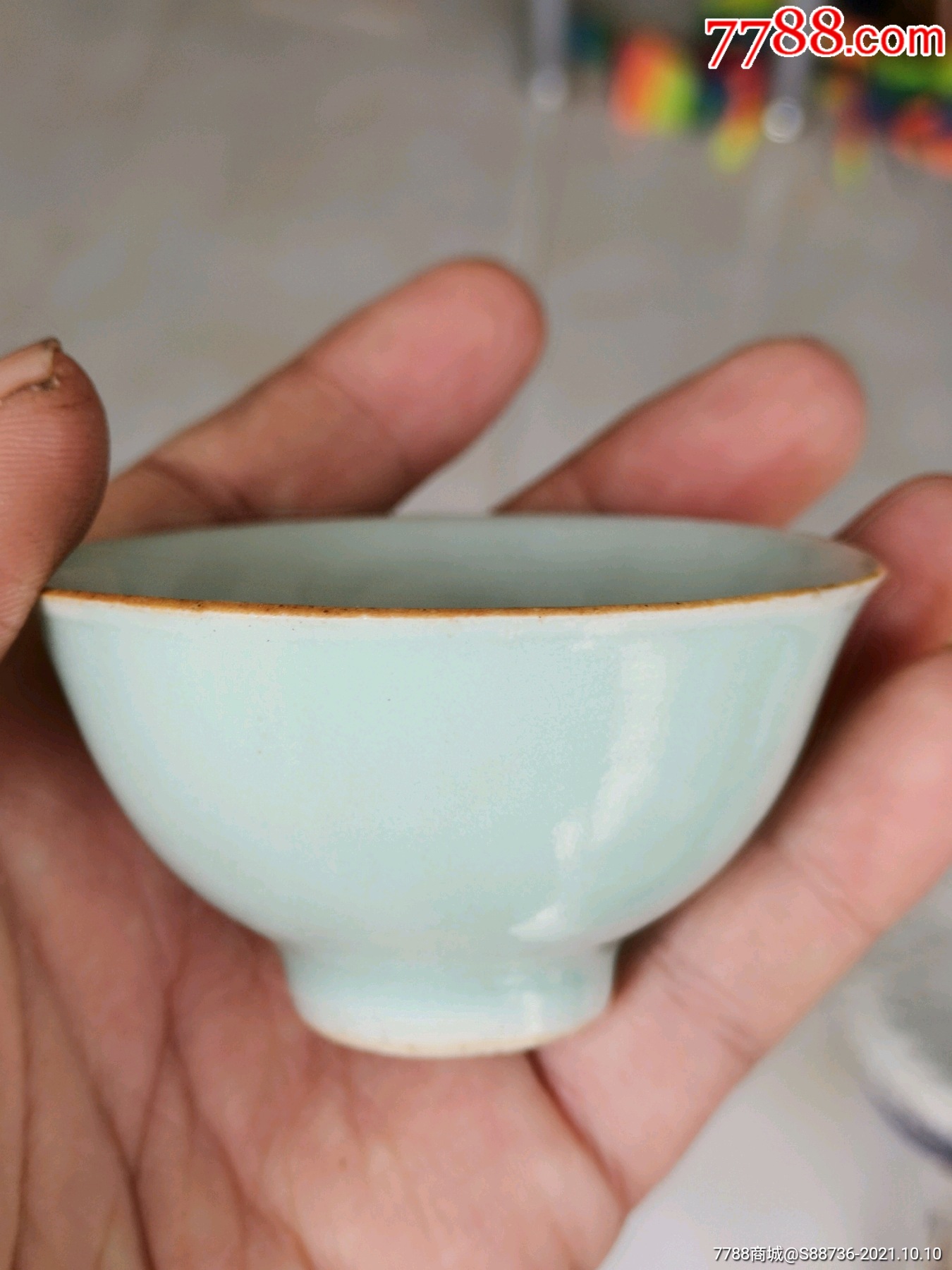 清代乾隆豆青茶盏有一小冲